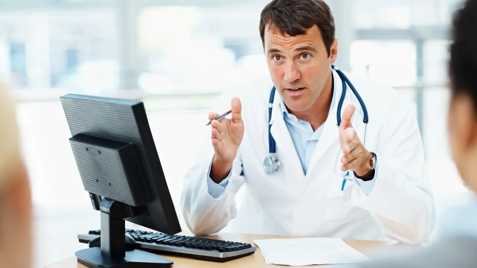 Médico de seguro de salud generali atendiendo a clientes Médico de seguro de salud generali atendiendo a clientes