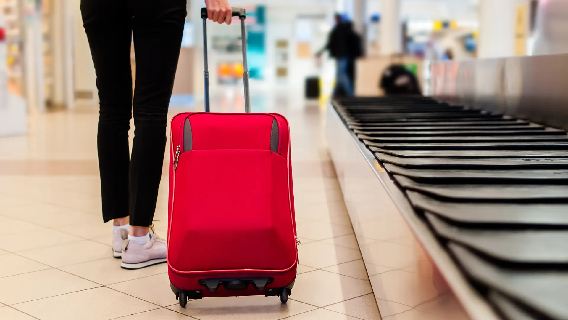 Mujer de vacaciones con seguro de viaje contratado con generali