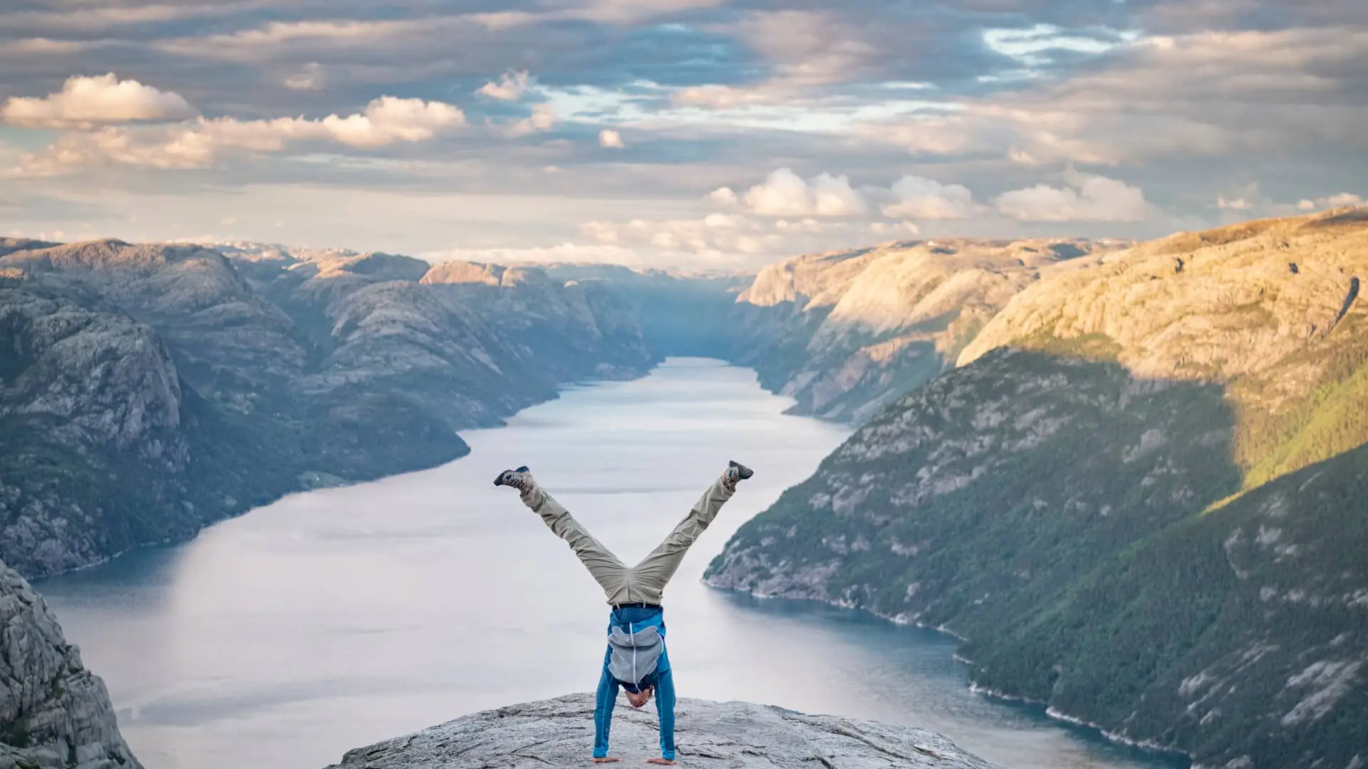 Hombre con seguro de vida en generali haciendo el pino junto a un acantilado Hombre con seguro de vida en generali haciendo el pino junto a un acantilado