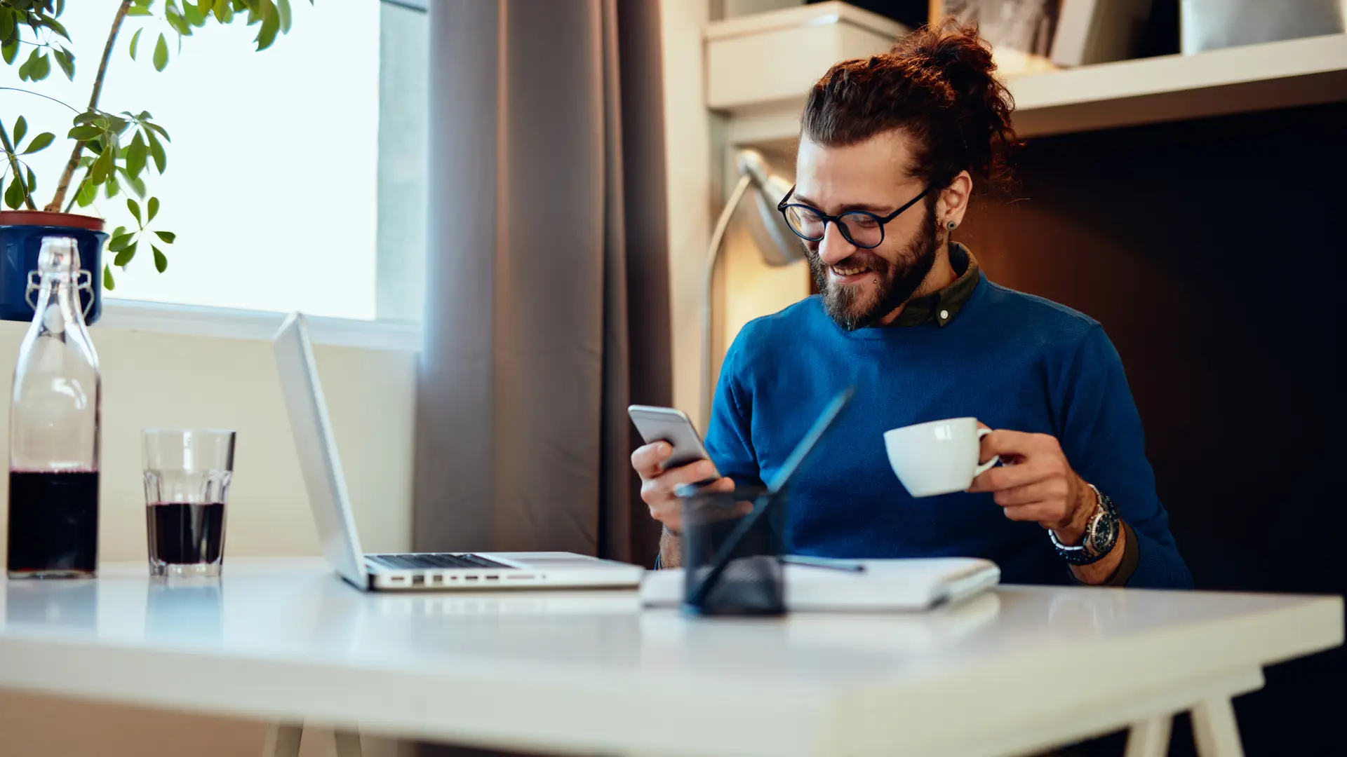 Cliente de genesis buscando el número de teléfono de su seguro en su smartphone Cliente de genesis buscando el número de teléfono de su seguro en su smartphone