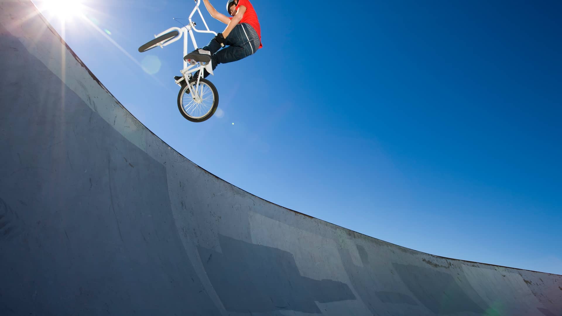 Joven con seguro de vida haciendo deporte con su bmx