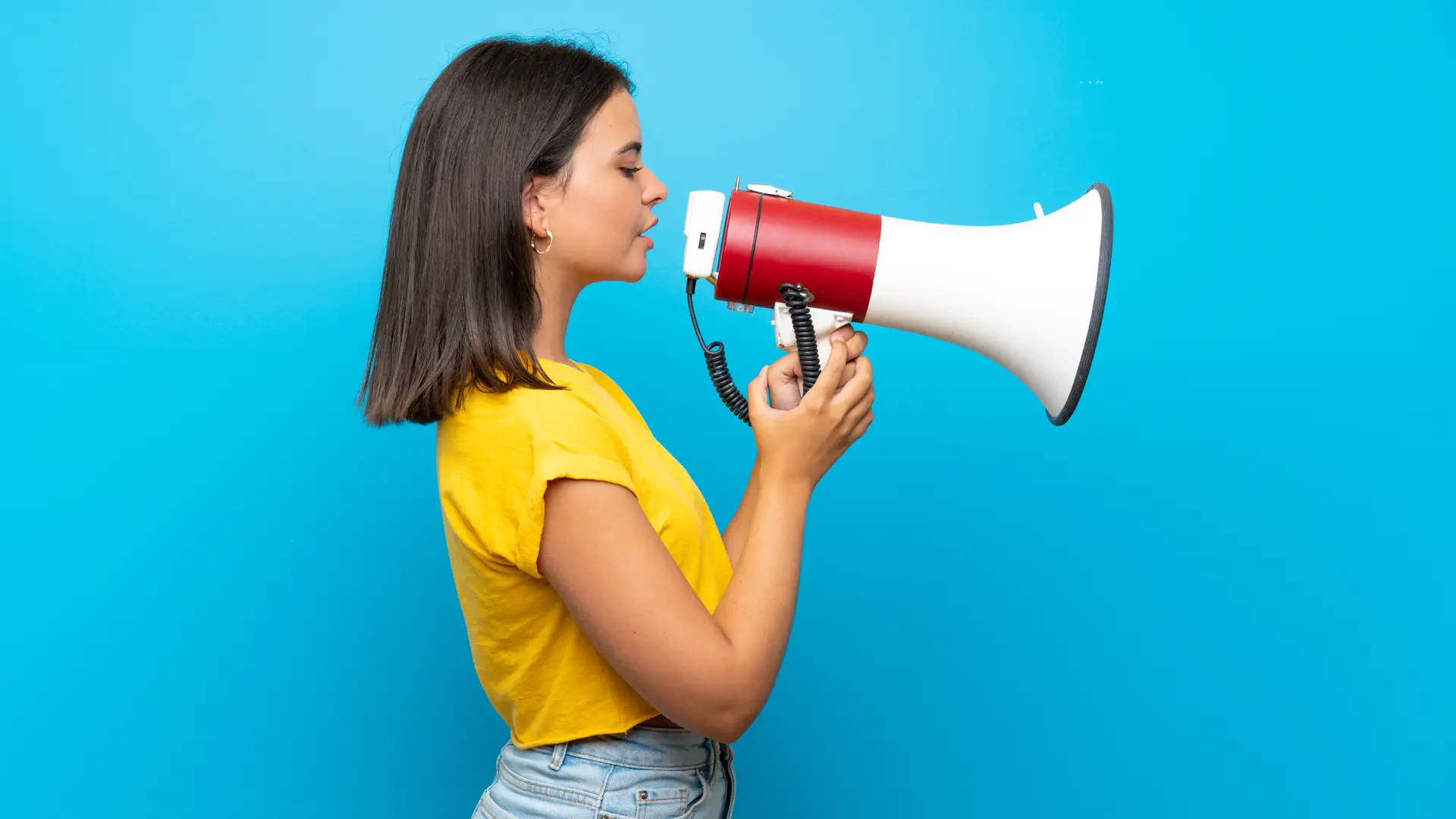 Una chica con un megáfono que representa las opiniones de Ges Seguros