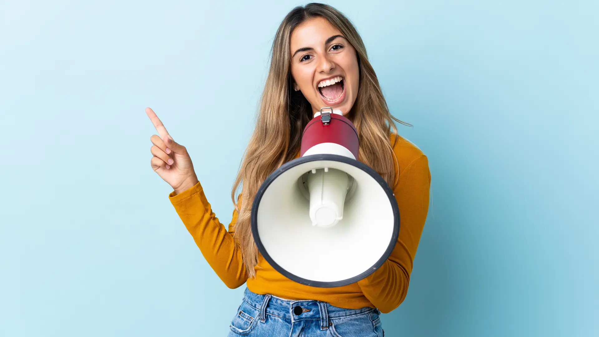 Chica con un megáfono sobre un fondo azul que representa las opiniones de Hello Auto