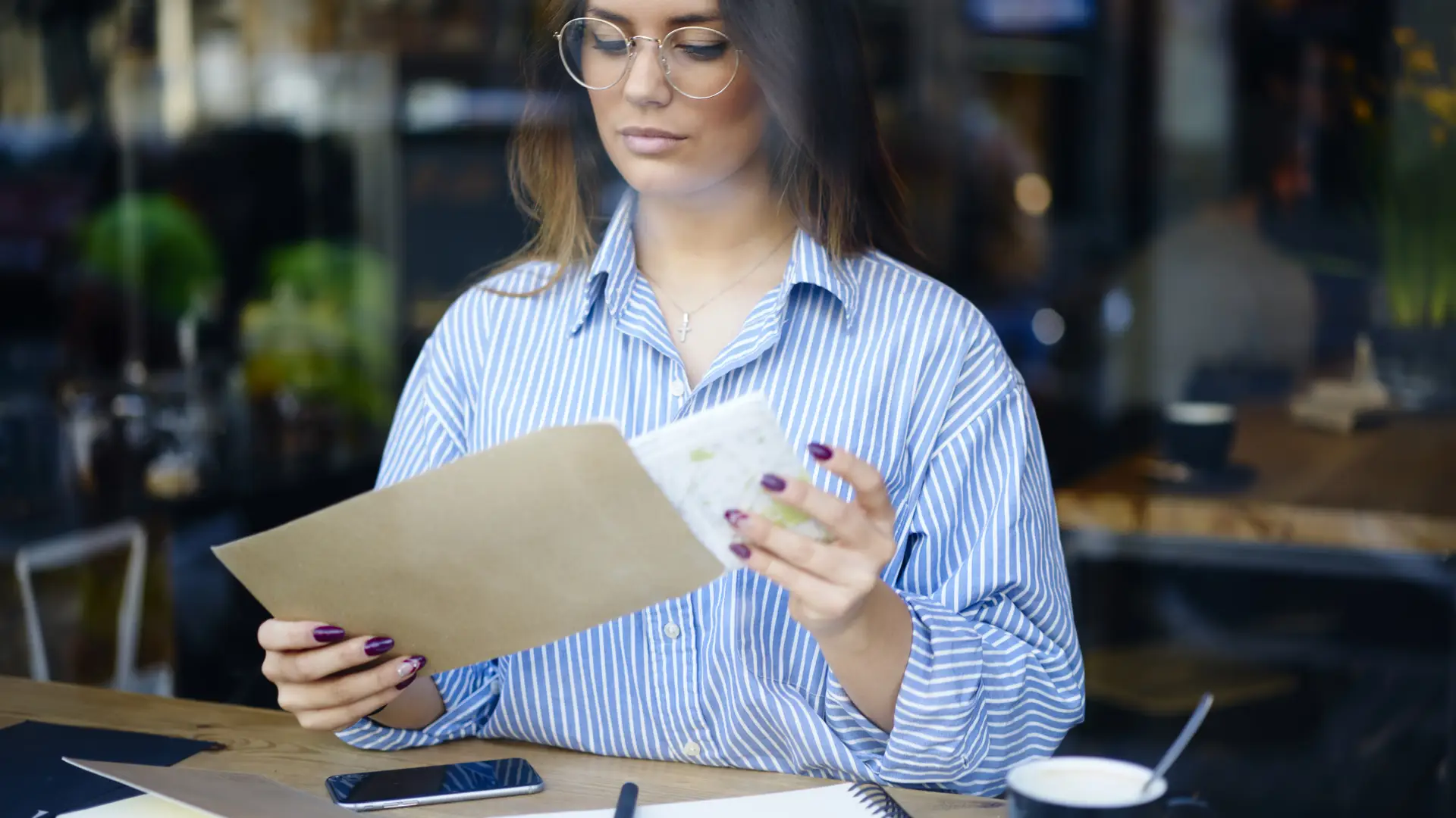 Ua mujer preparando la docuemntacion para dar de baja sus seguros con Helvetia Ua mujer preparando la docuemntacion para dar de baja sus seguros con Helvetia