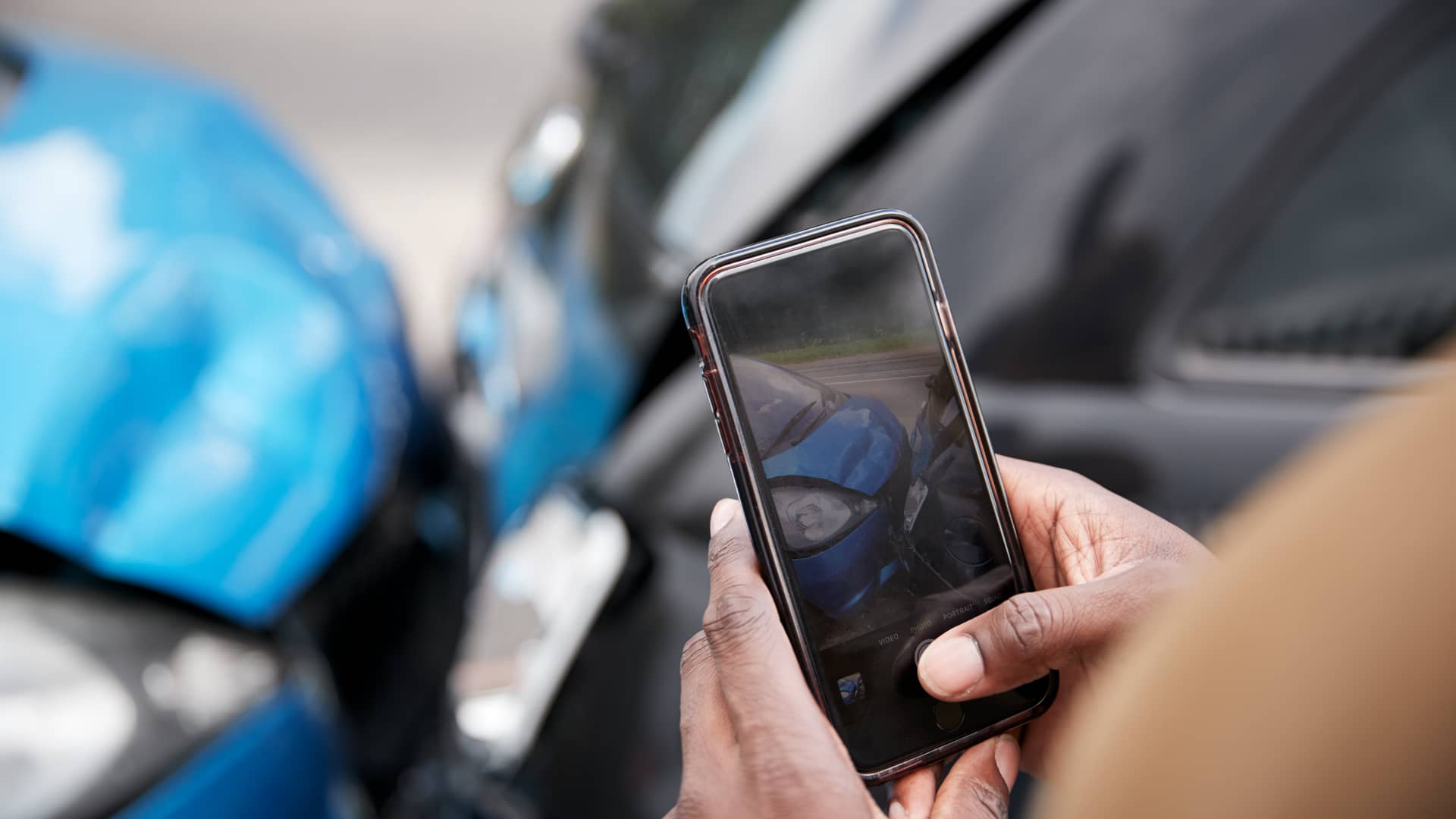Hombre realizando foto al accidente para usar a la hora de dar parte a su seguro de helvetia Hombre realizando foto al accidente para usar a la hora de dar parte a su seguro de helvetia