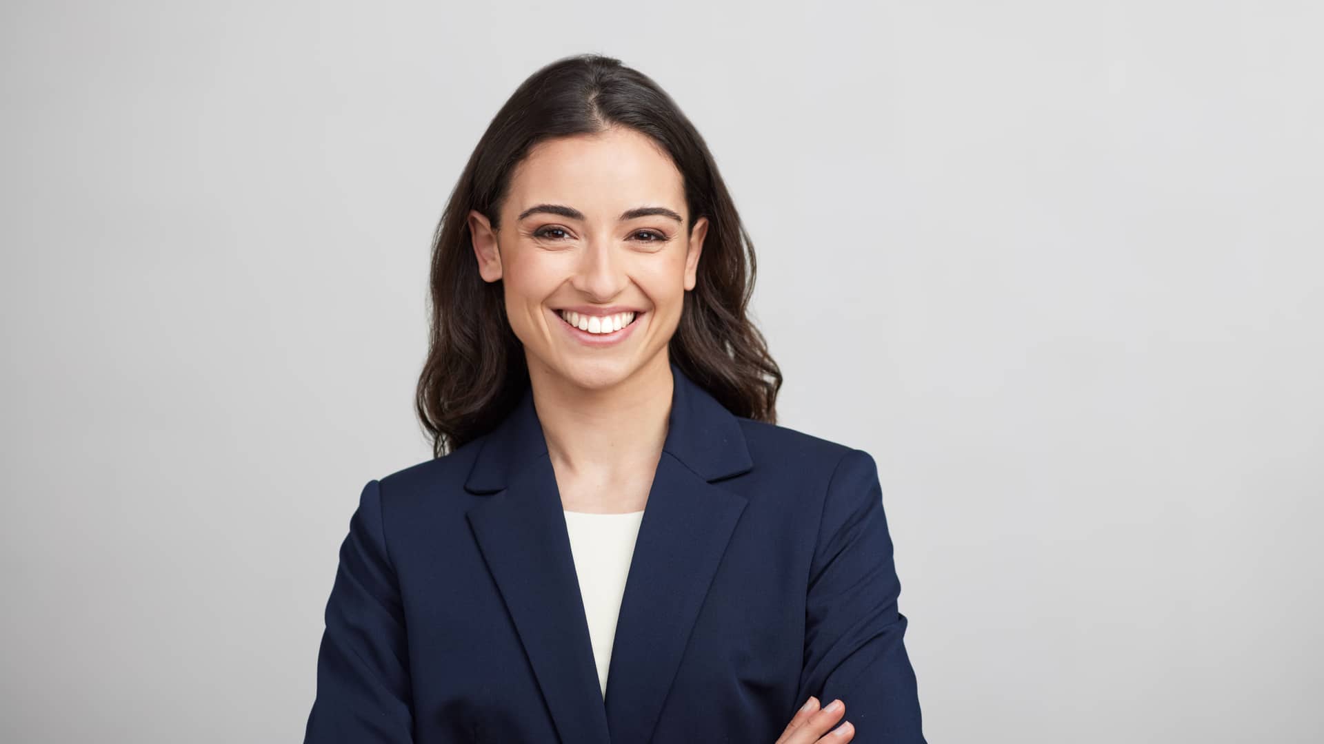 Mediadora de aseguradora helvetia sonriente y feliz por realizar correctamente su trabajo