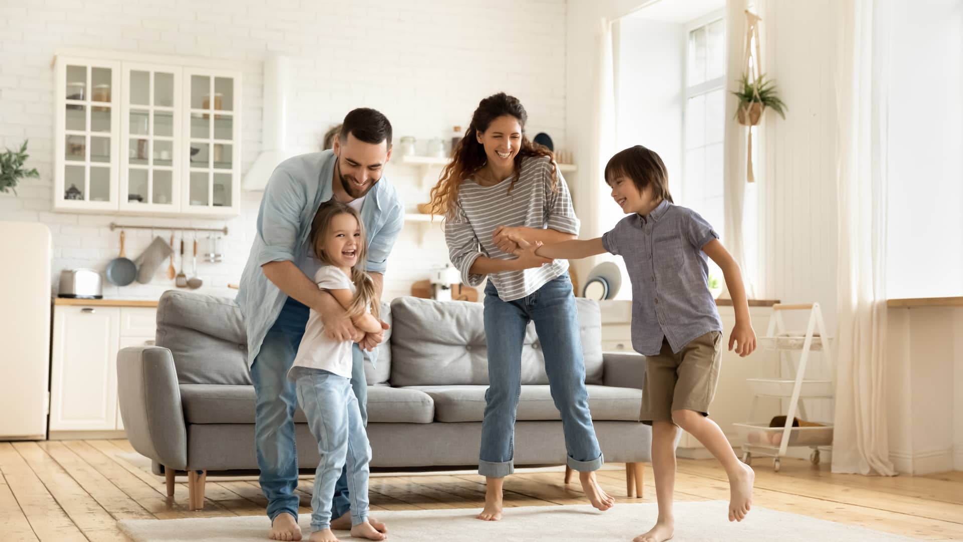 Familia sonriente y feliz en su casa asegurada con seguro de hogar de helvetia