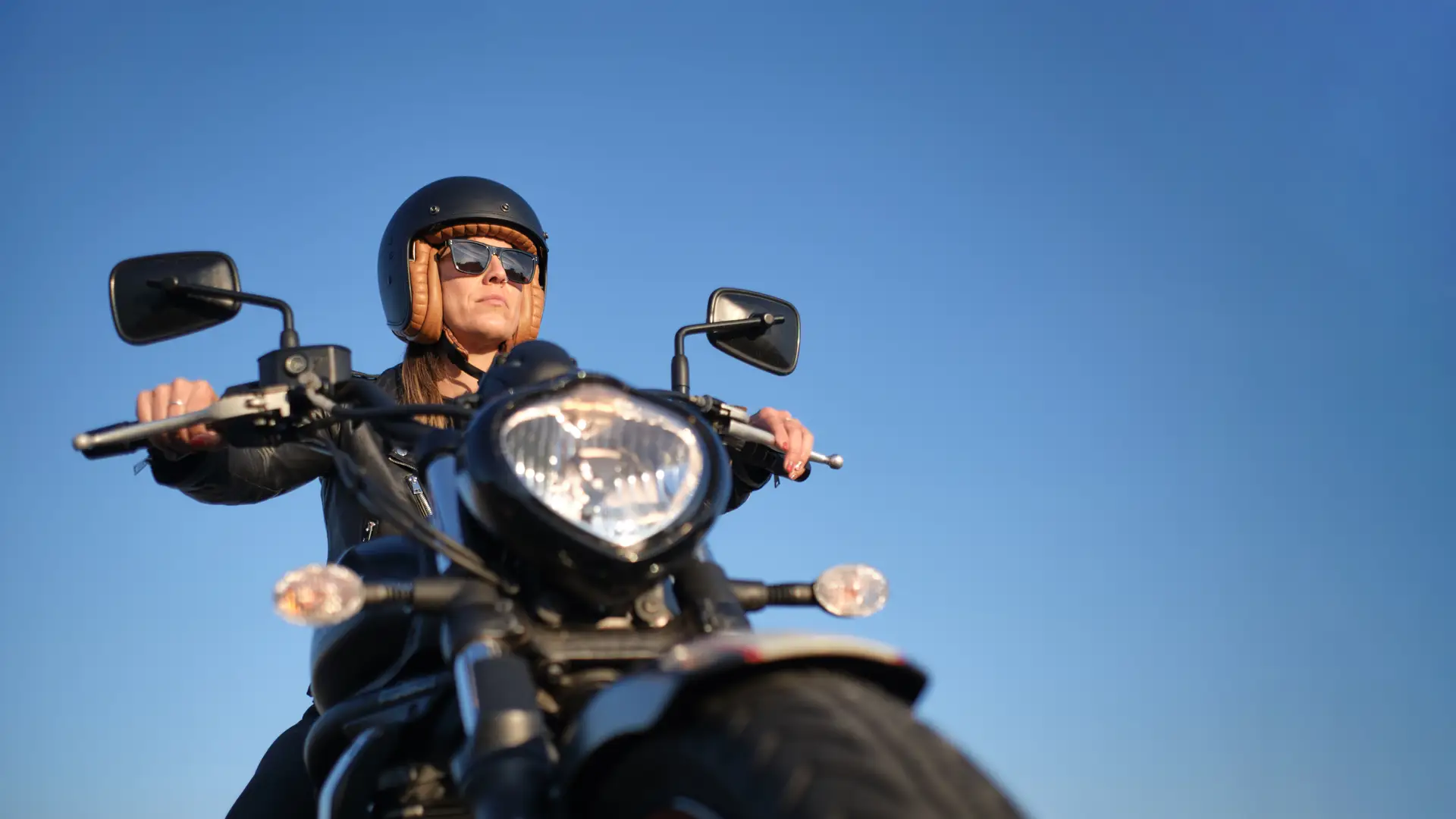 Hombre conduciendo su moto asegurada con helvetia  Hombre conduciendo su moto asegurada con helvetia