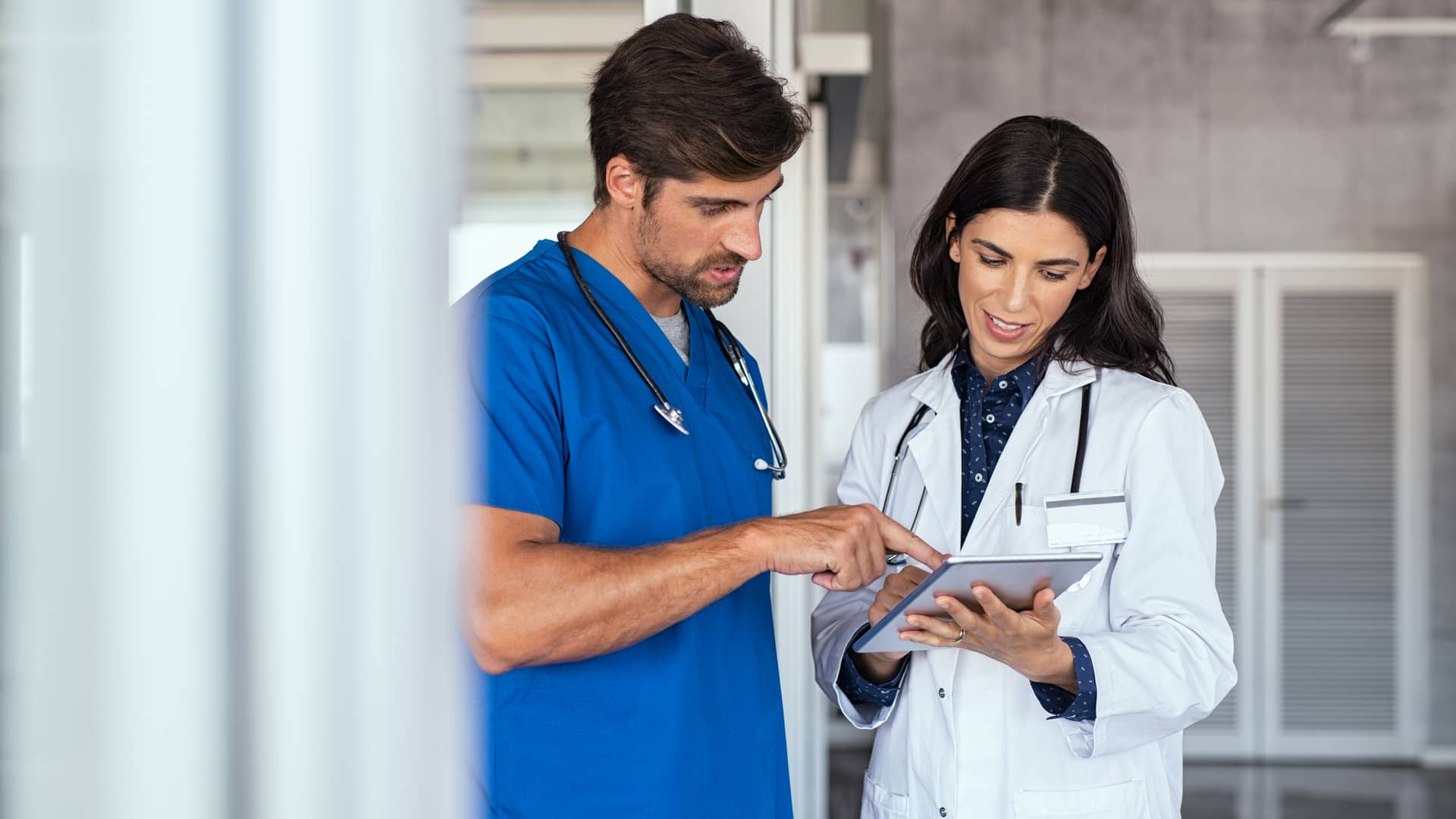 Médicos de seguro de salud helvetia revisando informe
