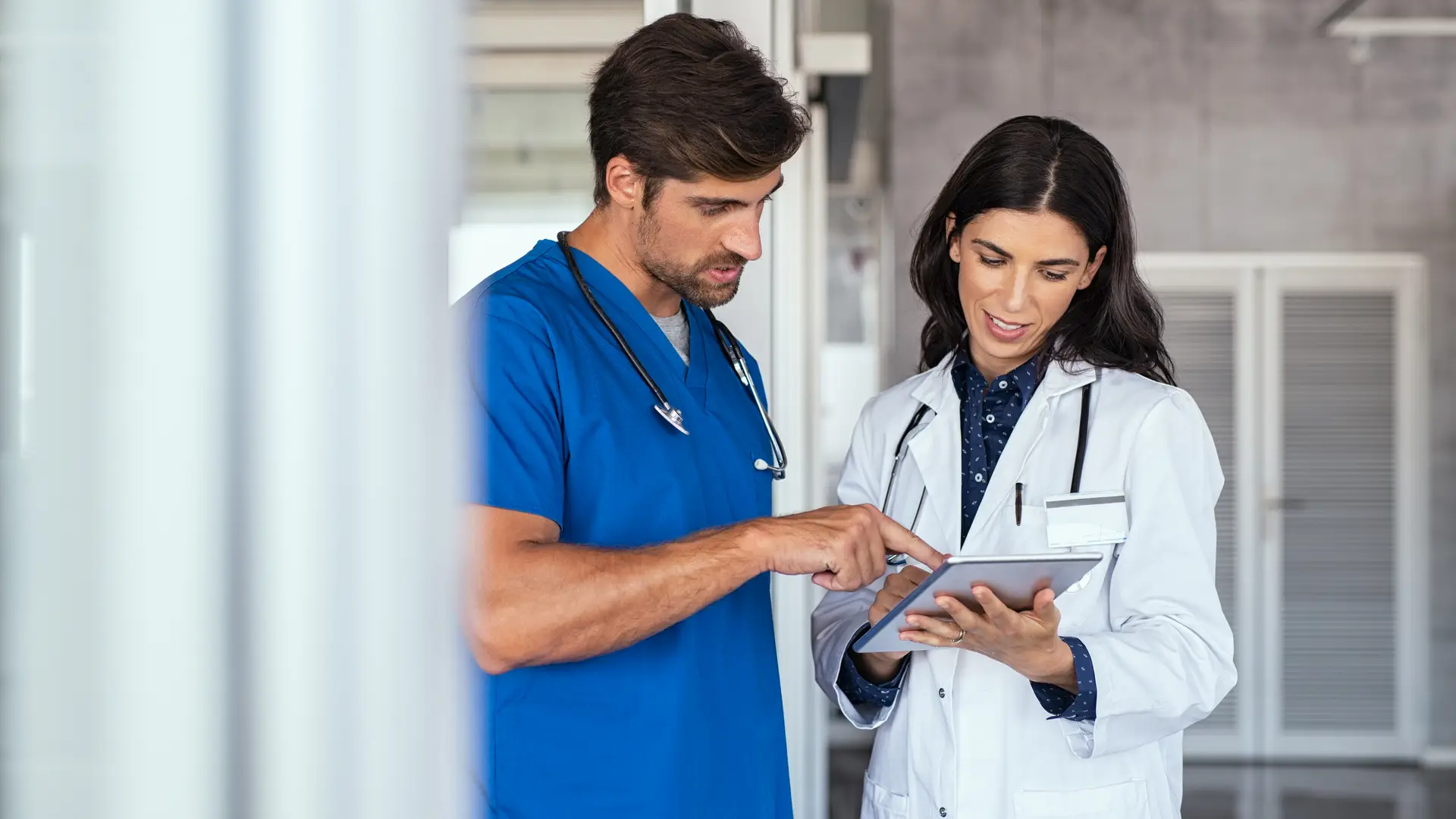 Médicos de seguro de salud helvetia revisando informe Médicos de seguro de salud helvetia revisando informe