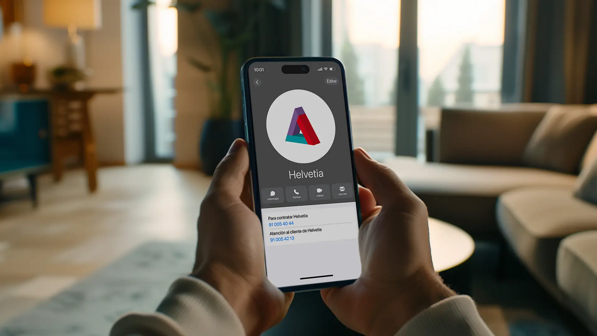 Pantalla de un móvil que tiene el contacto de Helvetia con el número de contratación 91 005 40 44 y el de atención al cliente a 91 005 42 13. Pantalla de un móvil que tiene el contacto de Helvetia con el número de contratación 91 005 40 44 y el de atención al cliente a 91 005 42 13.