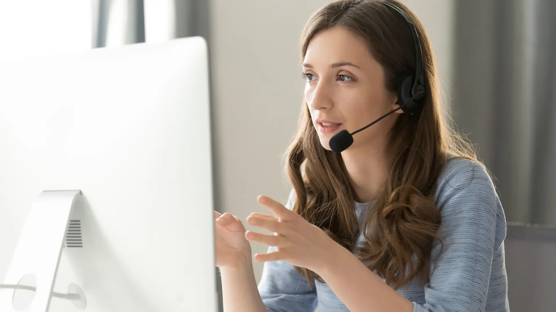 Teleoperadora de iati atendiendo llamada teléfono de cliente