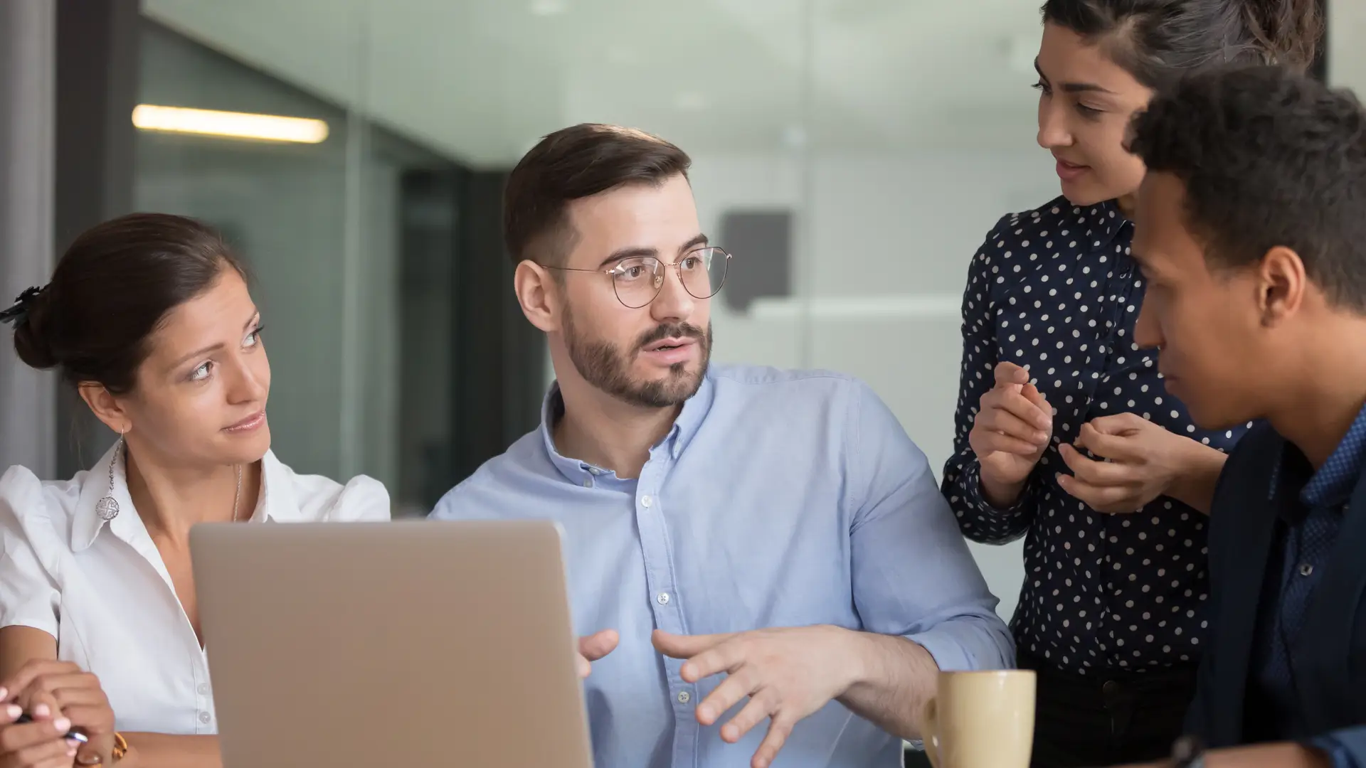 Hombre dando opinión sobre aseguradora imq a sus compañeros de trabajo
