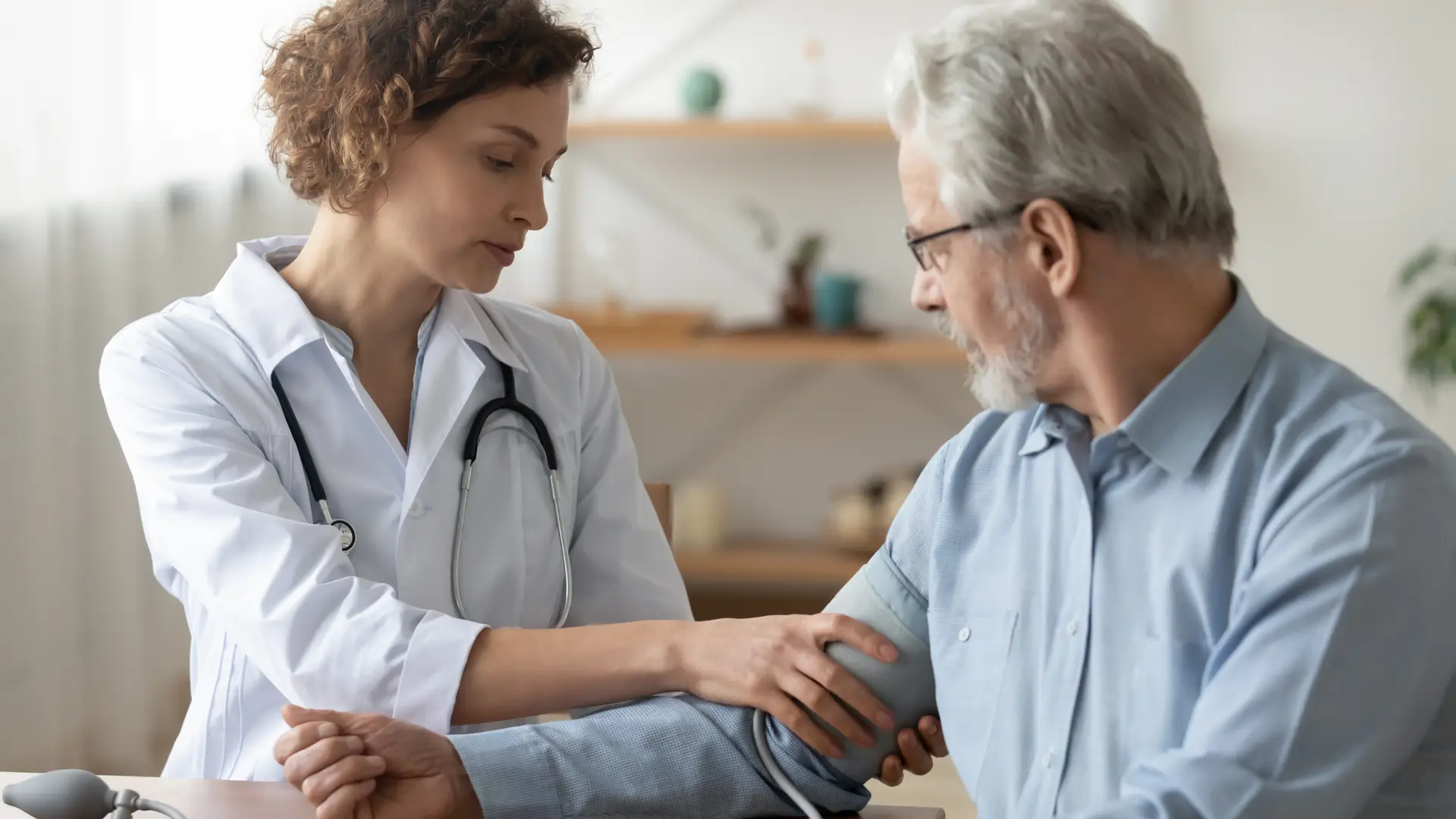 Una medico atendiendo a un paciente que tiene el seguro de salud activa de IMQ Una medico atendiendo a un paciente que tiene el seguro de salud activa de IMQ