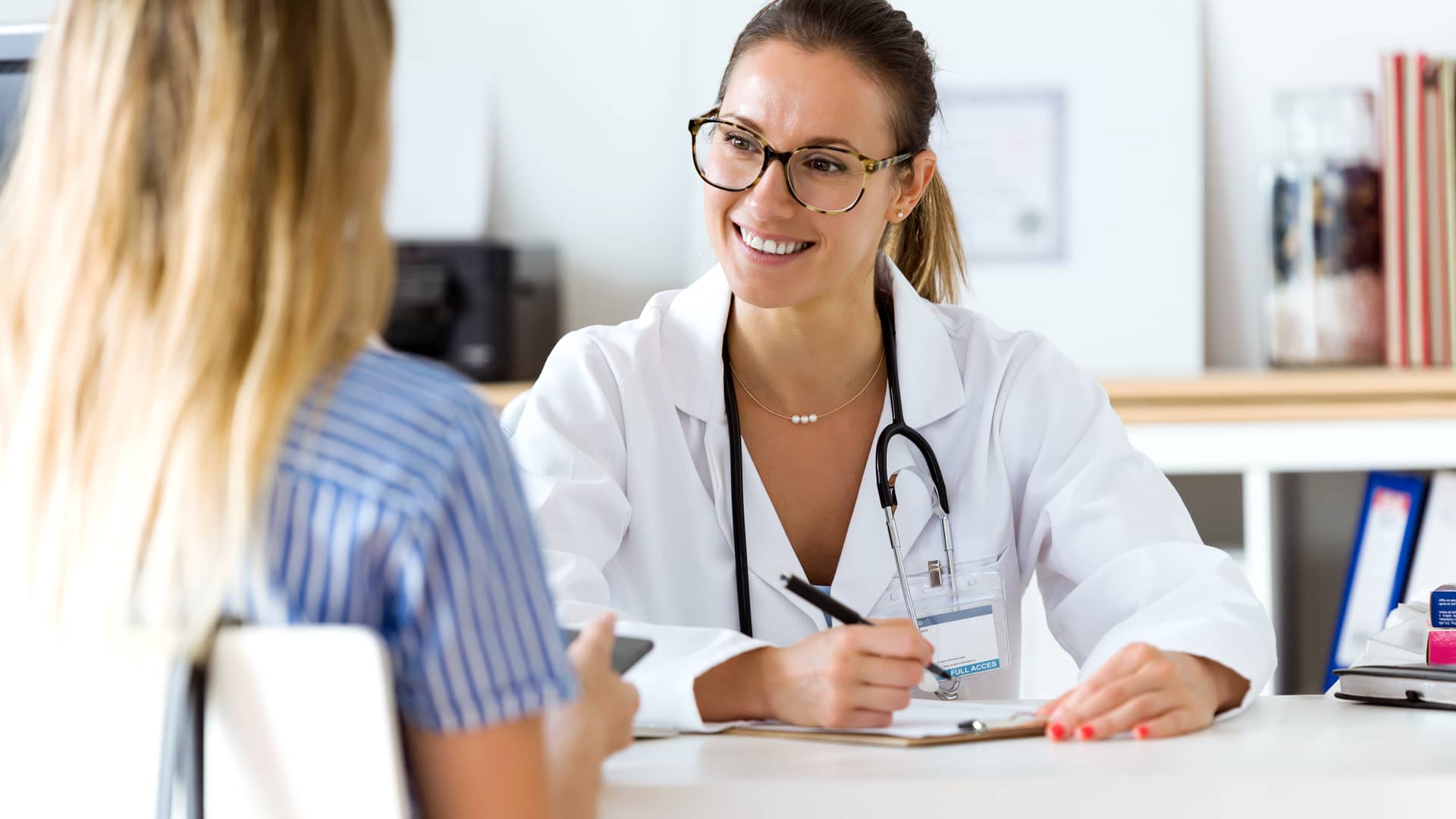 Médica de seguro de salud de imq pasando consulta a cliente