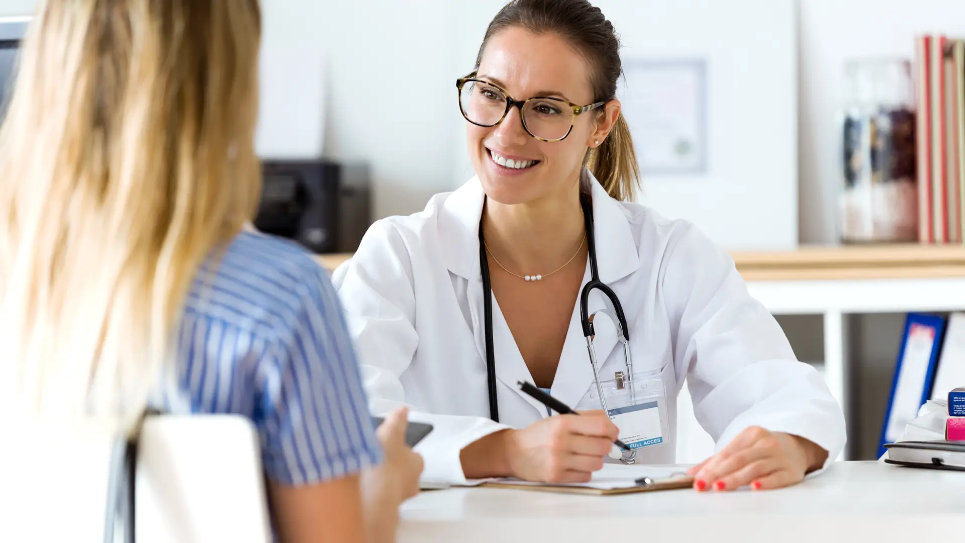 Médica de seguro de salud de imq pasando consulta a cliente Médica de seguro de salud de imq pasando consulta a cliente