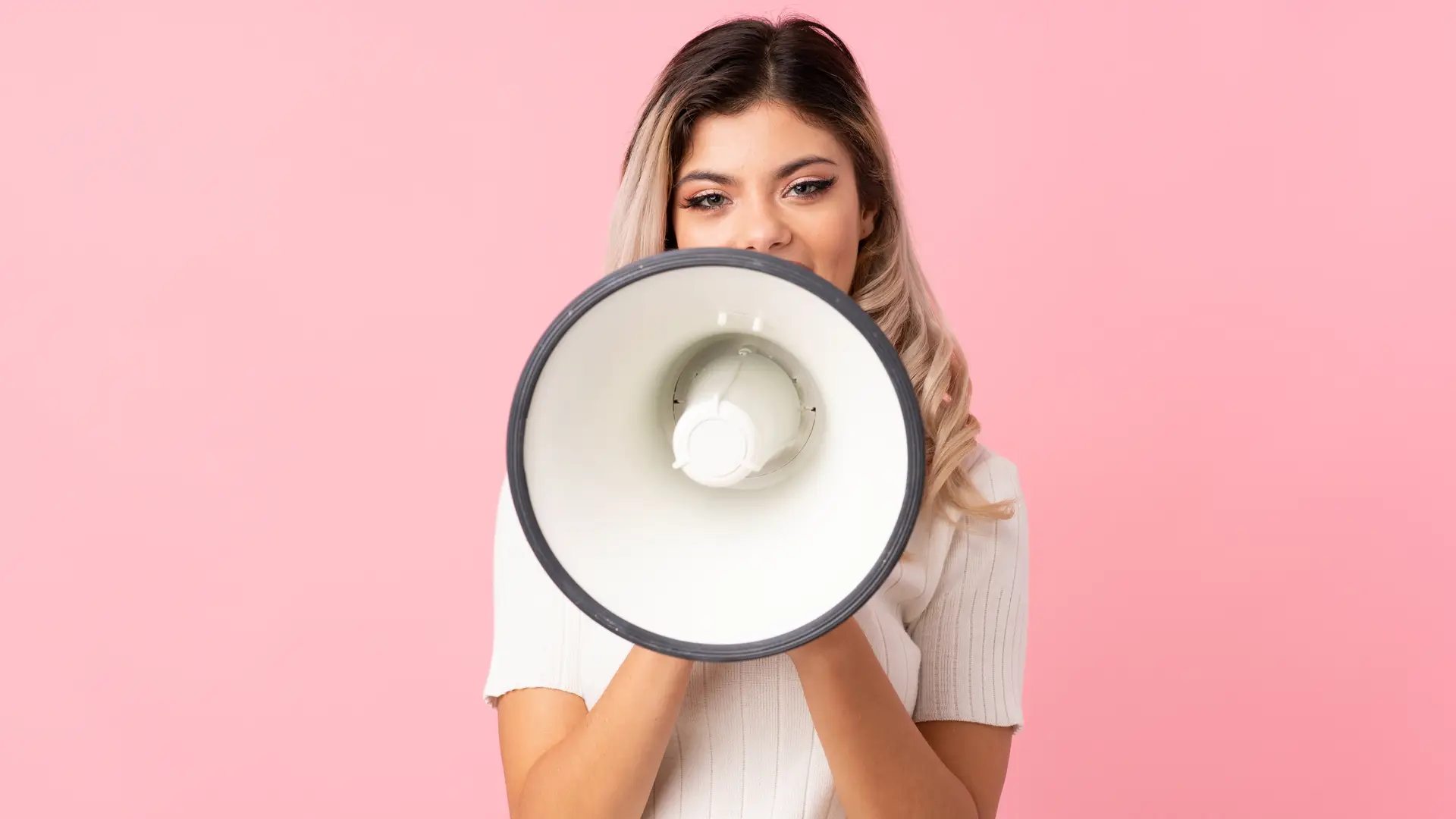 Una joven hablando por un megáfono que representa las opiniones de Lagun Aro Una joven hablando por un megáfono que representa las opiniones de Lagun Aro