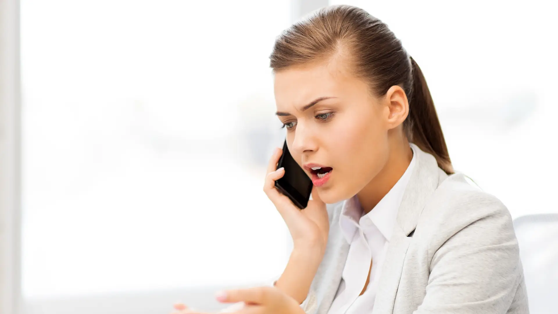 Mujer hablando por teléfono para dar de baja los servicios contratados con liberty seguros Mujer hablando por teléfono para dar de baja los servicios contratados con liberty seguros