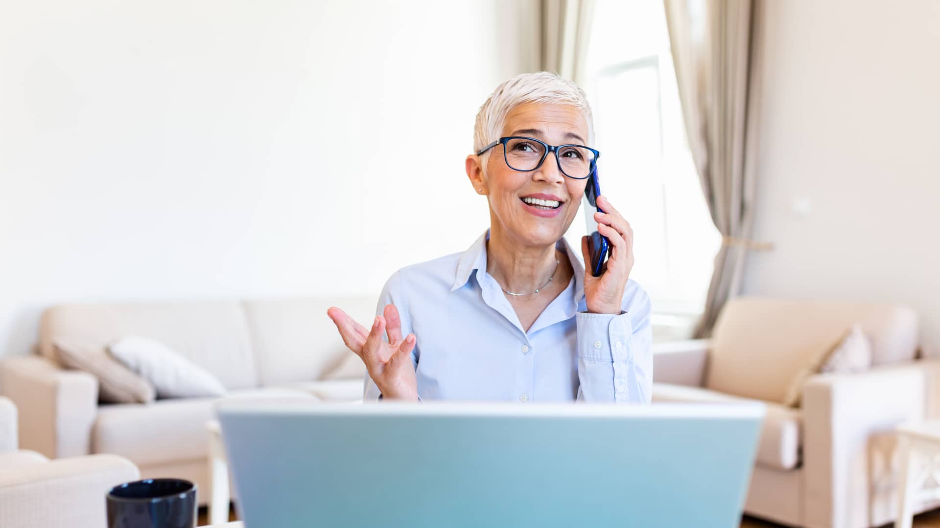 Mujer sonriente hablando por teléfono para renovar los servicios contratados con linea directa Mujer sonriente hablando por teléfono para renovar los servicios contratados con linea directa