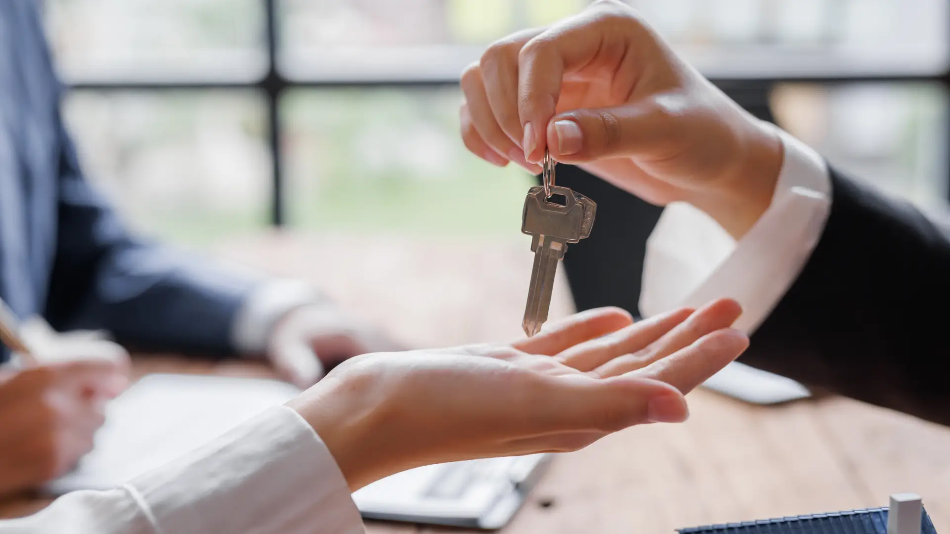 entrega de llaves a alguien que ha contratado un seguro de arrendamiento con linea directa