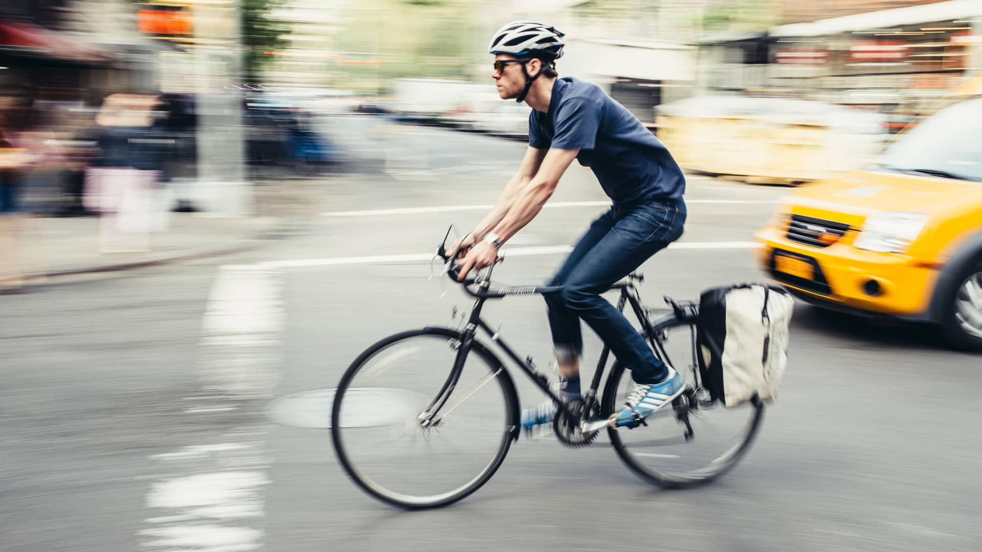 Ciclista corre hacia el trabajo en su bicicleta asegurada con Linea Directa Ciclista corre hacia el trabajo en su bicicleta asegurada con Linea Directa