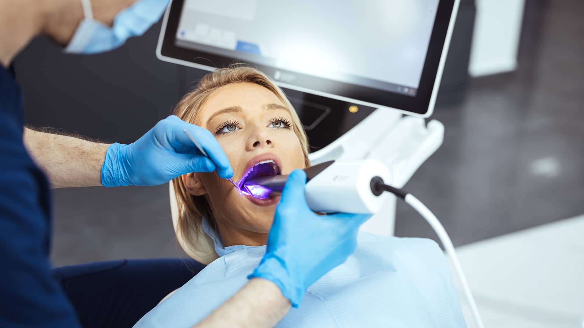 chica joven en la consulta de su dentista con seguro dental de linea directa