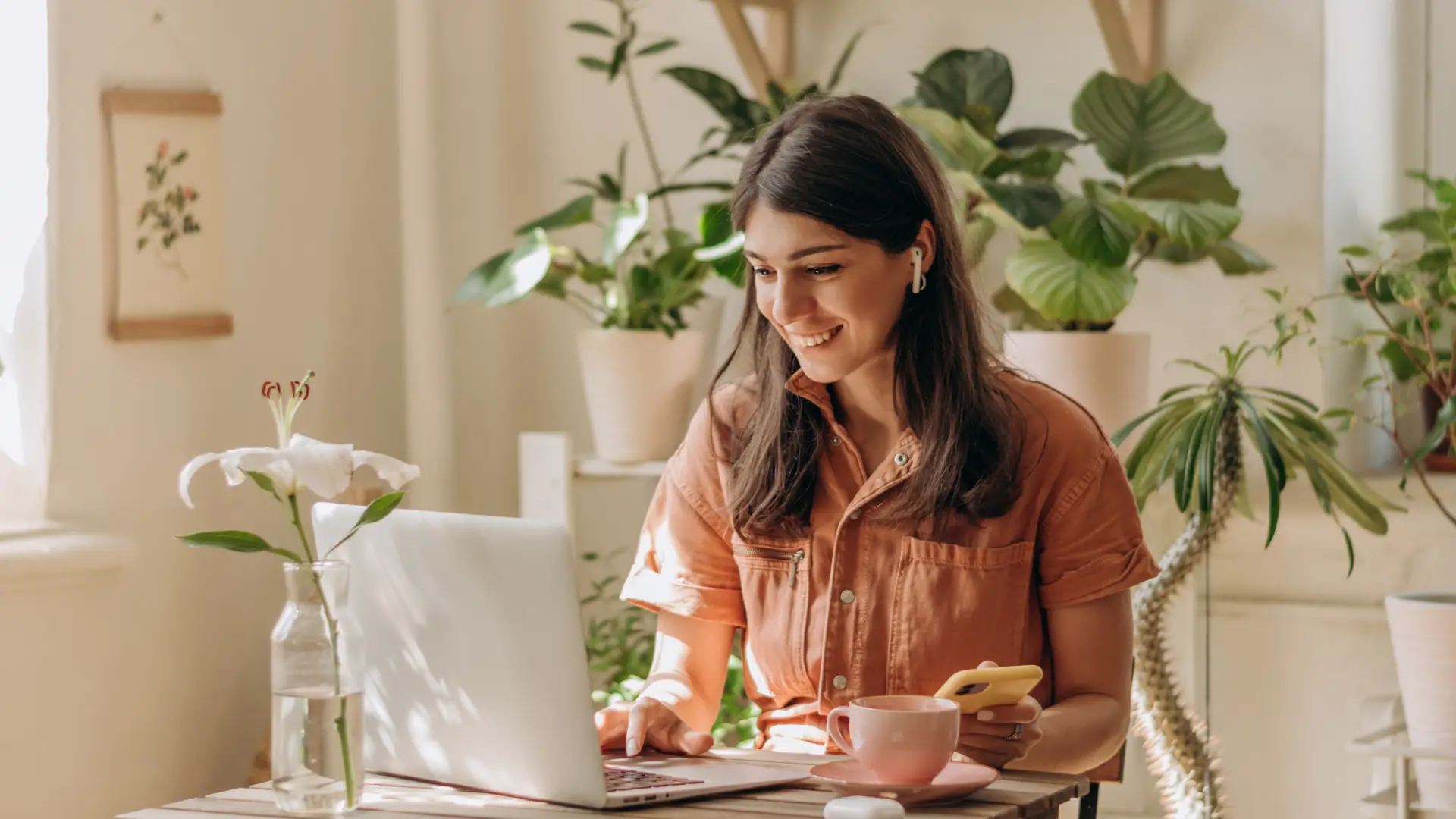 Mujer teletrabajando desde casa, con la tranquilidad que otorga un seguro del hogar de línea directa