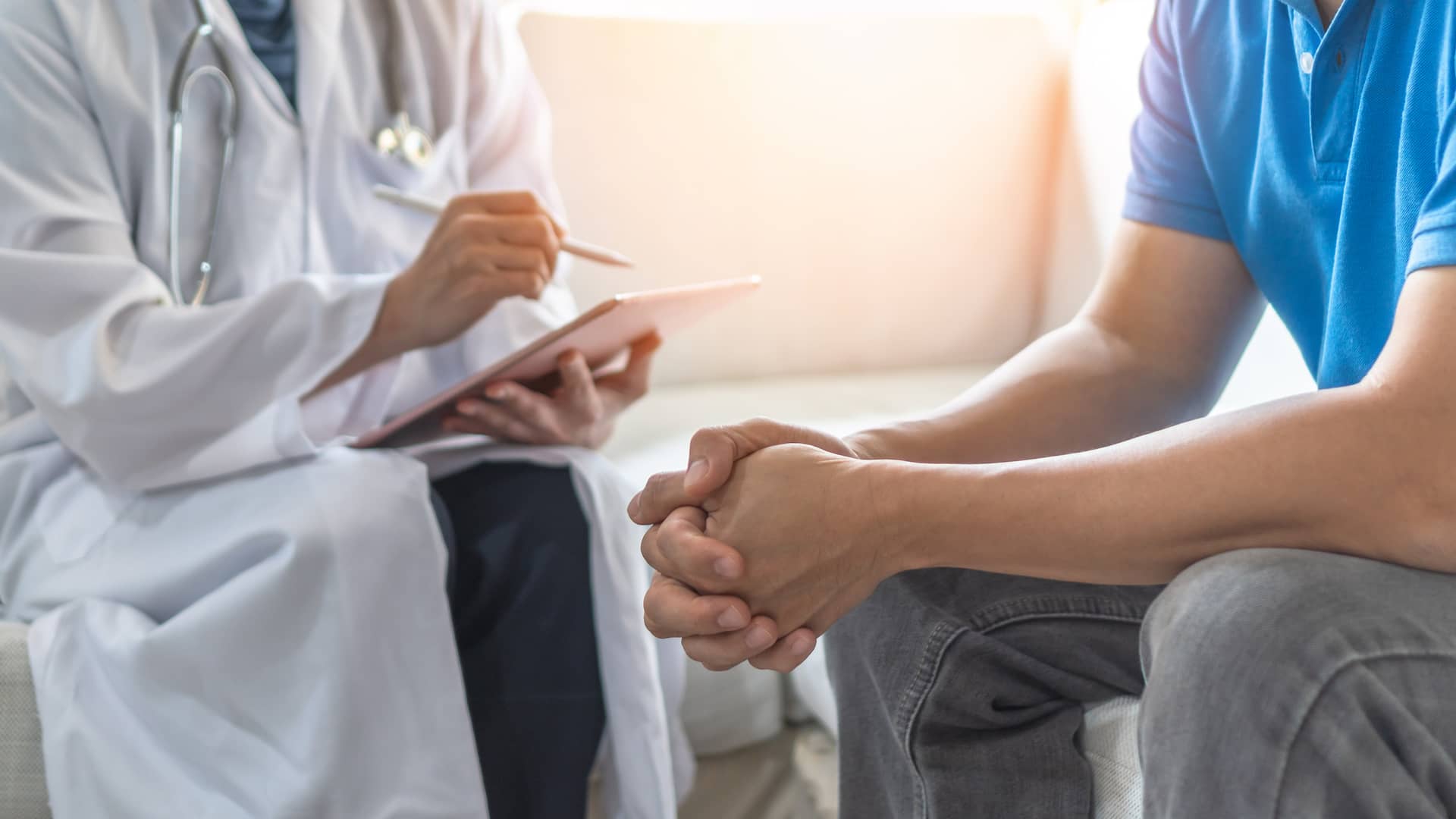 Psiquiatra del cuadro médico de Mapfre atendiendo a un cliente desesperado en su consulta