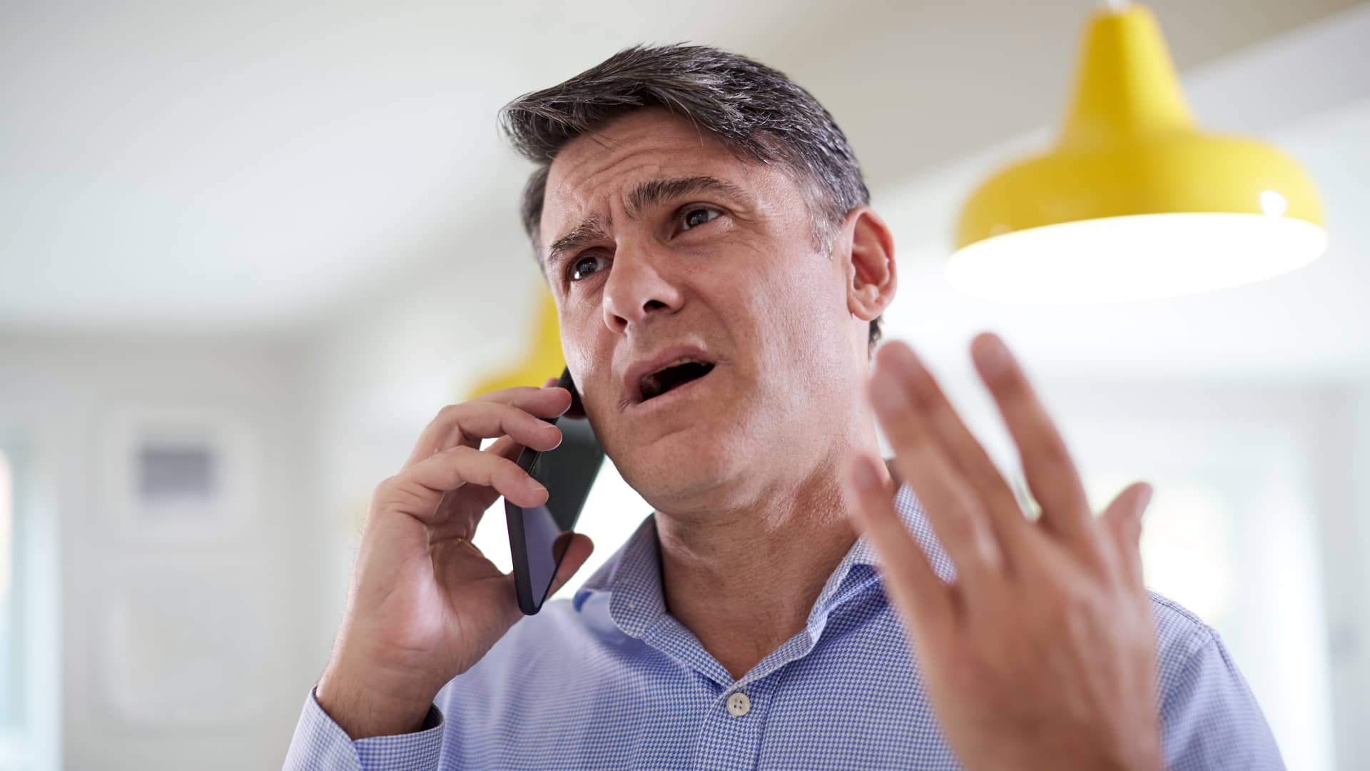Hombre hablando por teléfono con teleoperador de mapfre para dar de baja los servicios contratados