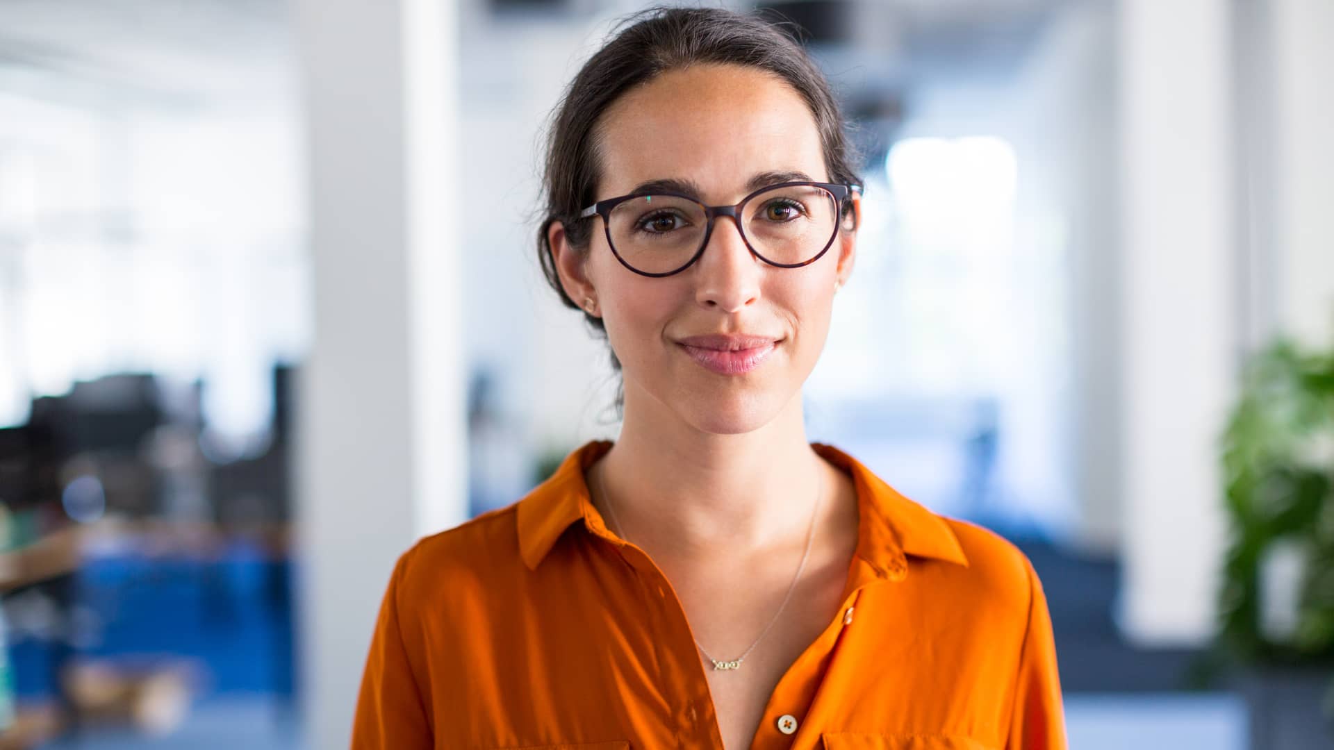 Mediadora de aseguradora mapfre sonriente y alegre por su trabajo