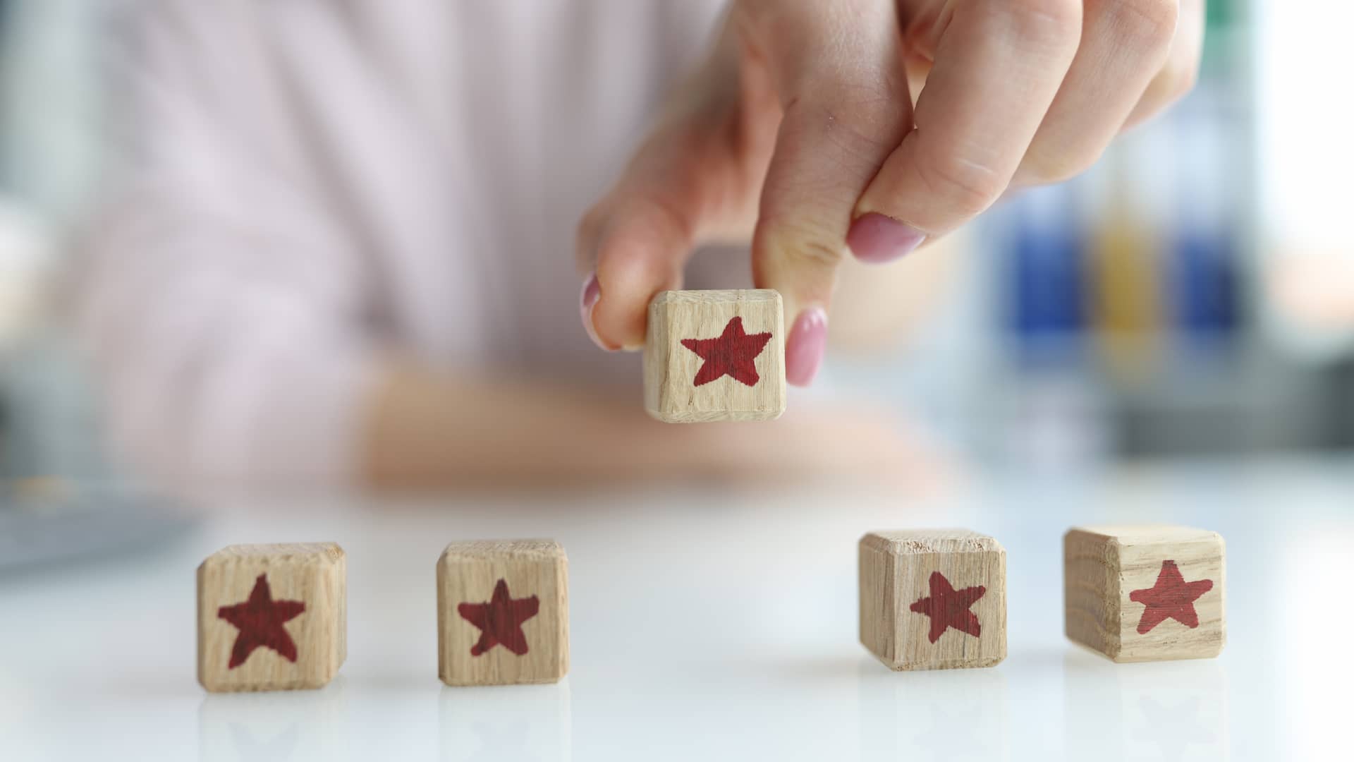 Persona colocando dados con símbolo de estrellas para representar la opinión sobre la aseguradora mapfre