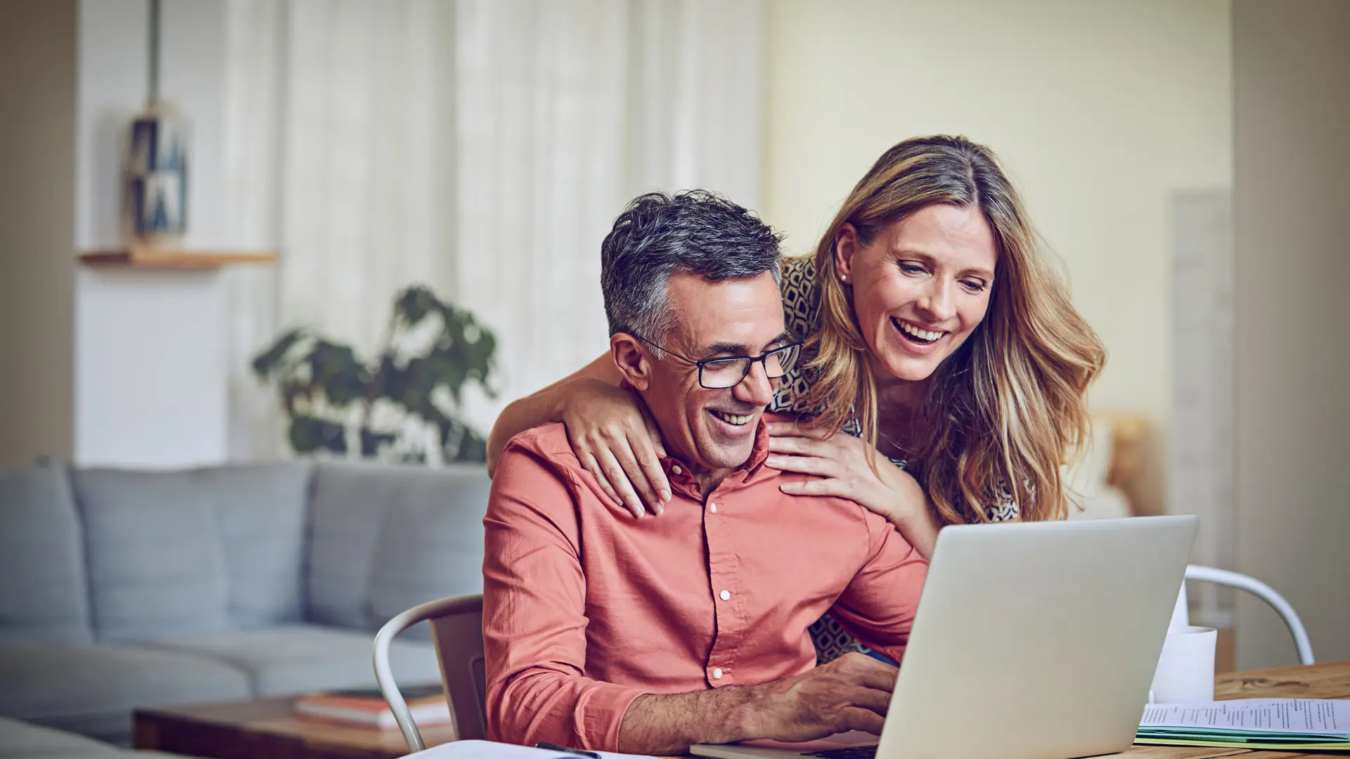 Pareja que están cerca de la edad de jubilación revisando sus planes de pensiones con mapfre en su ordenador Pareja que están cerca de la edad de jubilación revisando sus planes de pensiones con mapfre en su ordenador