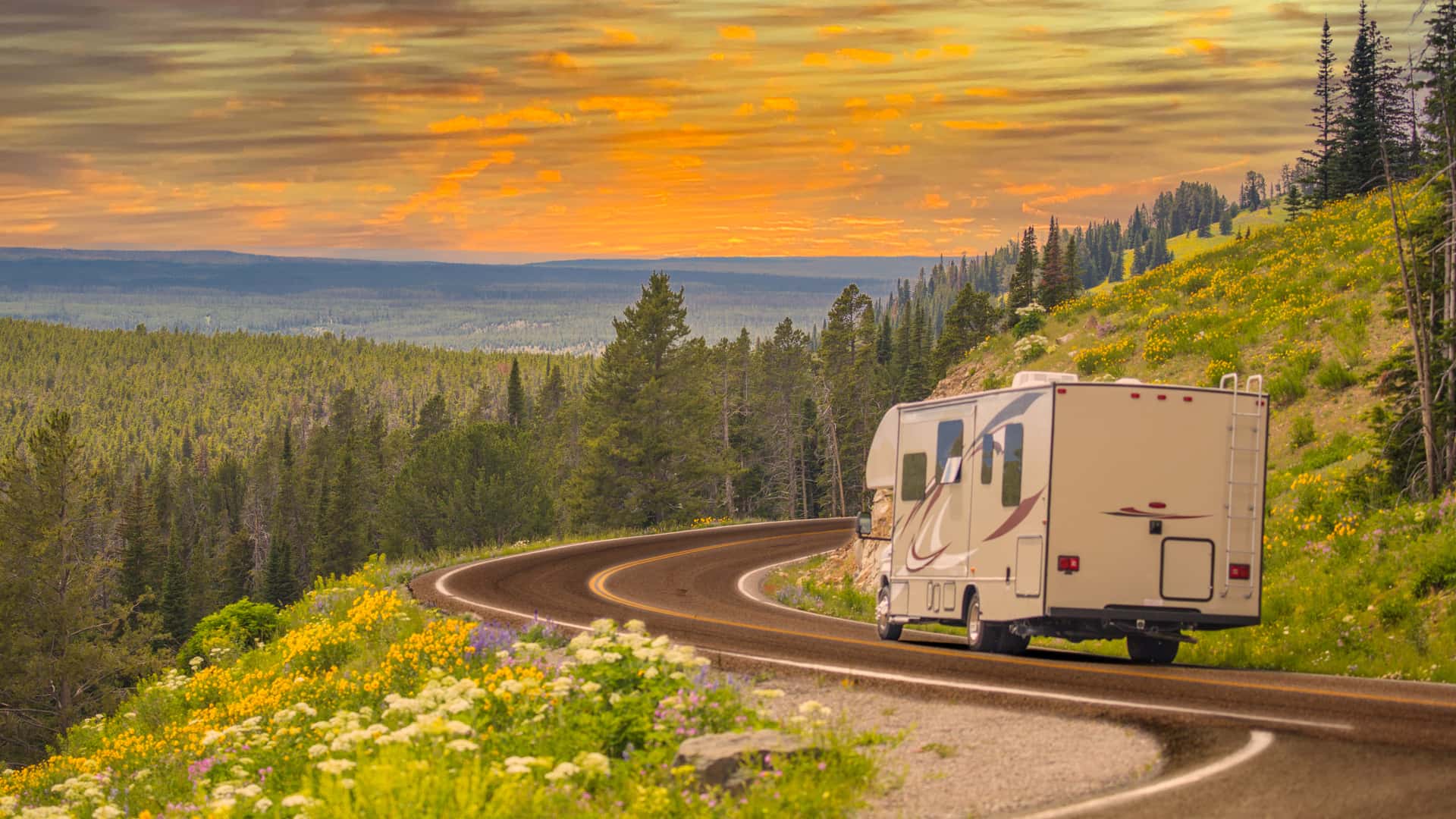 Autocaravana en pleno viaje de vacaciones protegida con un seguro de mapfre Autocaravana en pleno viaje de vacaciones protegida con un seguro de mapfre