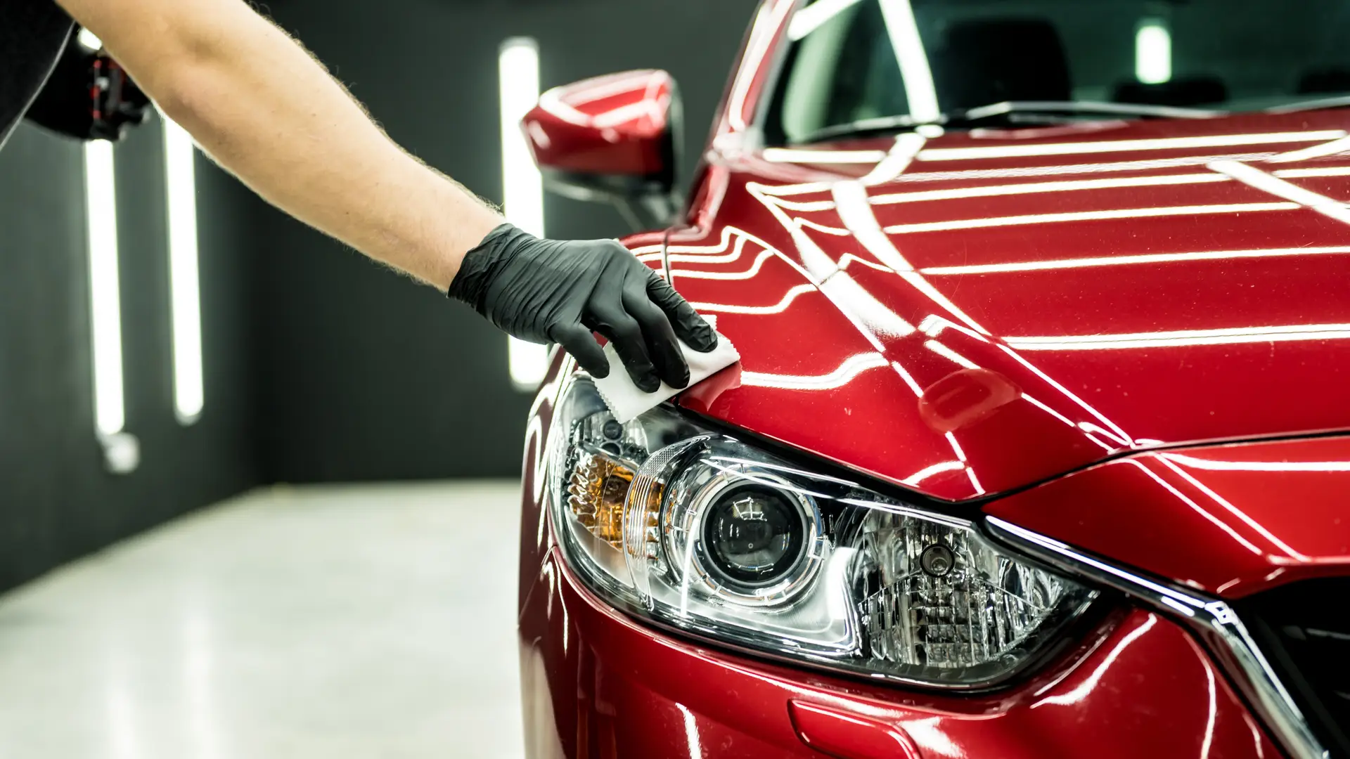 Hombre cuidando su coche con seguro a todo riesgo con mapfre con todo lujo de detalle Hombre cuidando su coche con seguro a todo riesgo con mapfre con todo lujo de detalle
