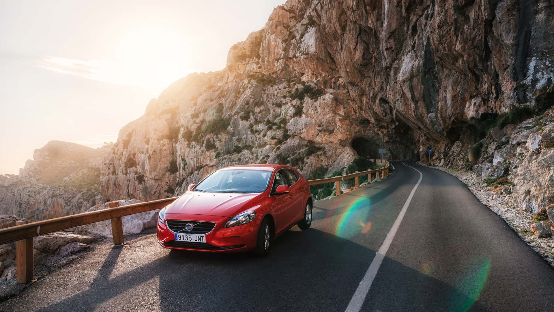 Coche asegurado con mapfre y aparcado en arcen de carretera de montaña en Mallorca