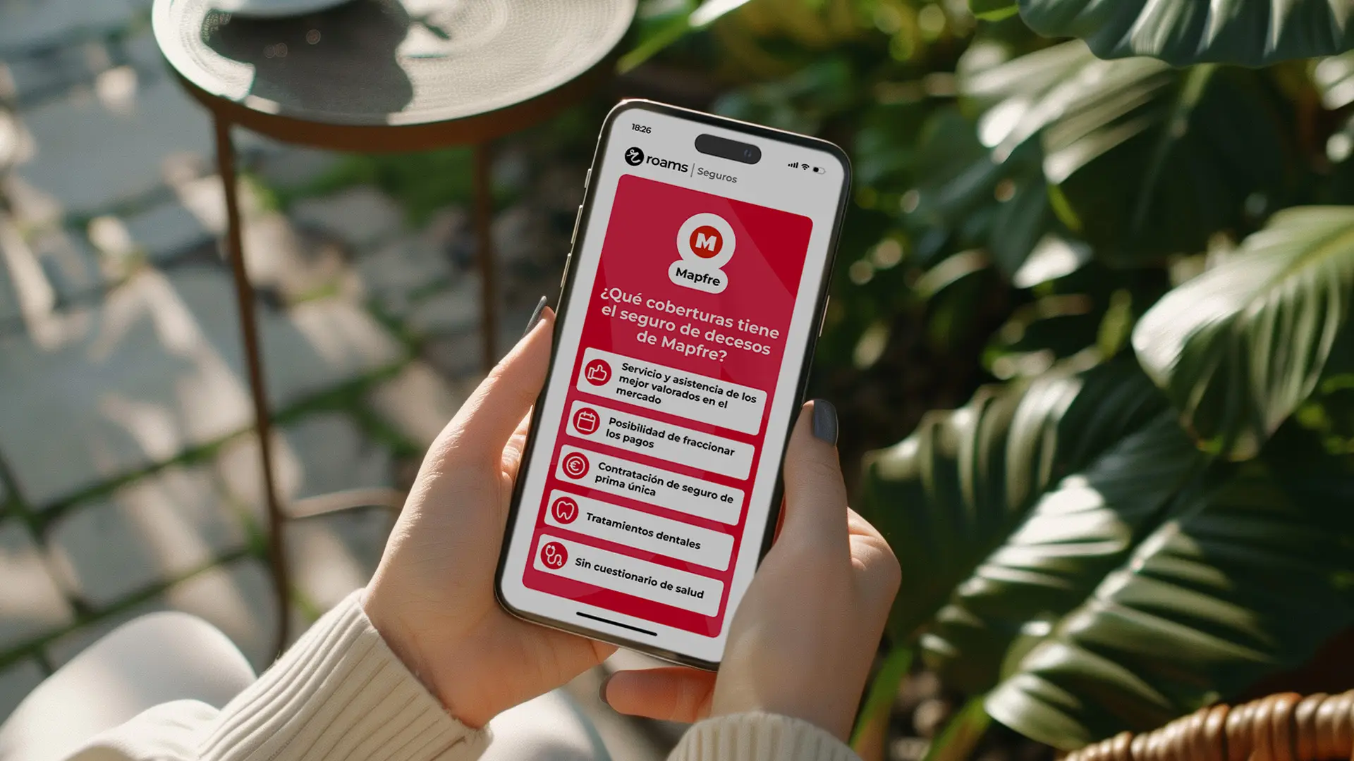 Mujer buscando en su móvil qué coberturas tiene un seguro de decesos de Mapfre. Mujer buscando en su móvil qué coberturas tiene un seguro de decesos de Mapfre.