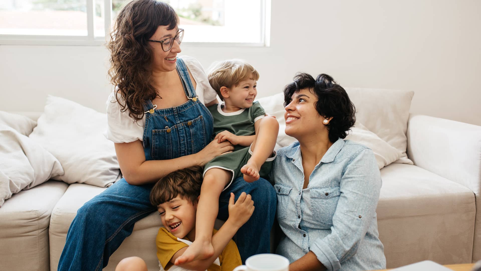 Familia feliz sonriente en su casa con seguro de hogar familiar contratado con mapfre