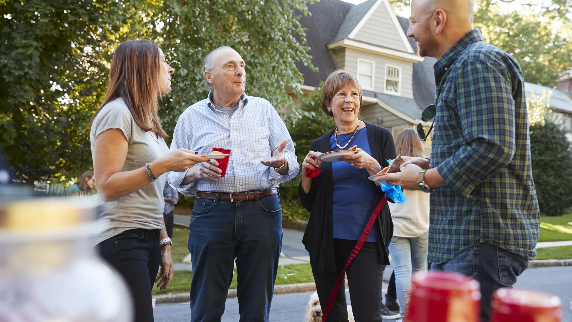 grupo de vecinos hablando para contratar el seguro de hogar para comunidades de mapfre grupo de vecinos hablando para contratar el seguro de hogar para comunidades de mapfre