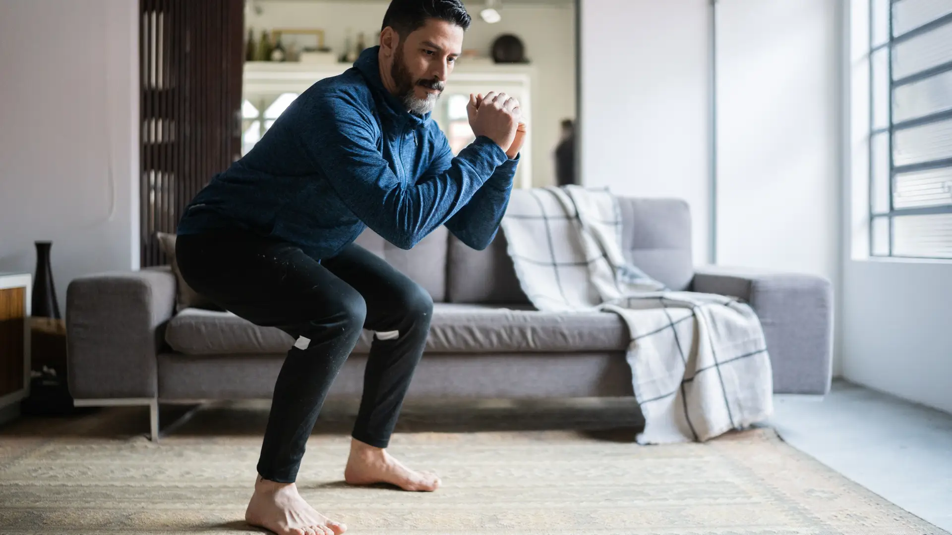 Hombre con seguro de hogar tu eliges de mapfre practicando deporte en su casa Hombre con seguro de hogar tu eliges de mapfre practicando deporte en su casa