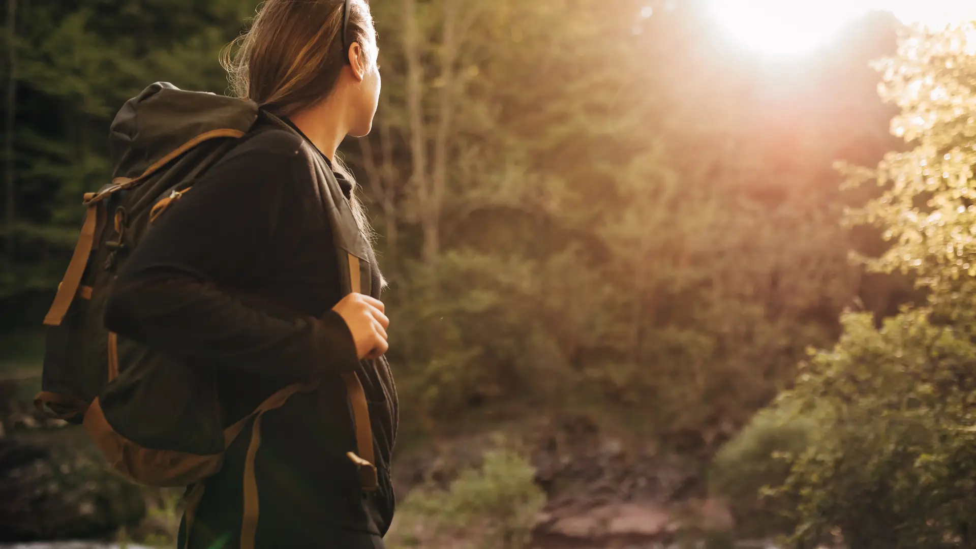 Mujer con seguro de montaña contratado con mapfre explorando nuevas zonas Mujer con seguro de montaña contratado con mapfre explorando nuevas zonas
