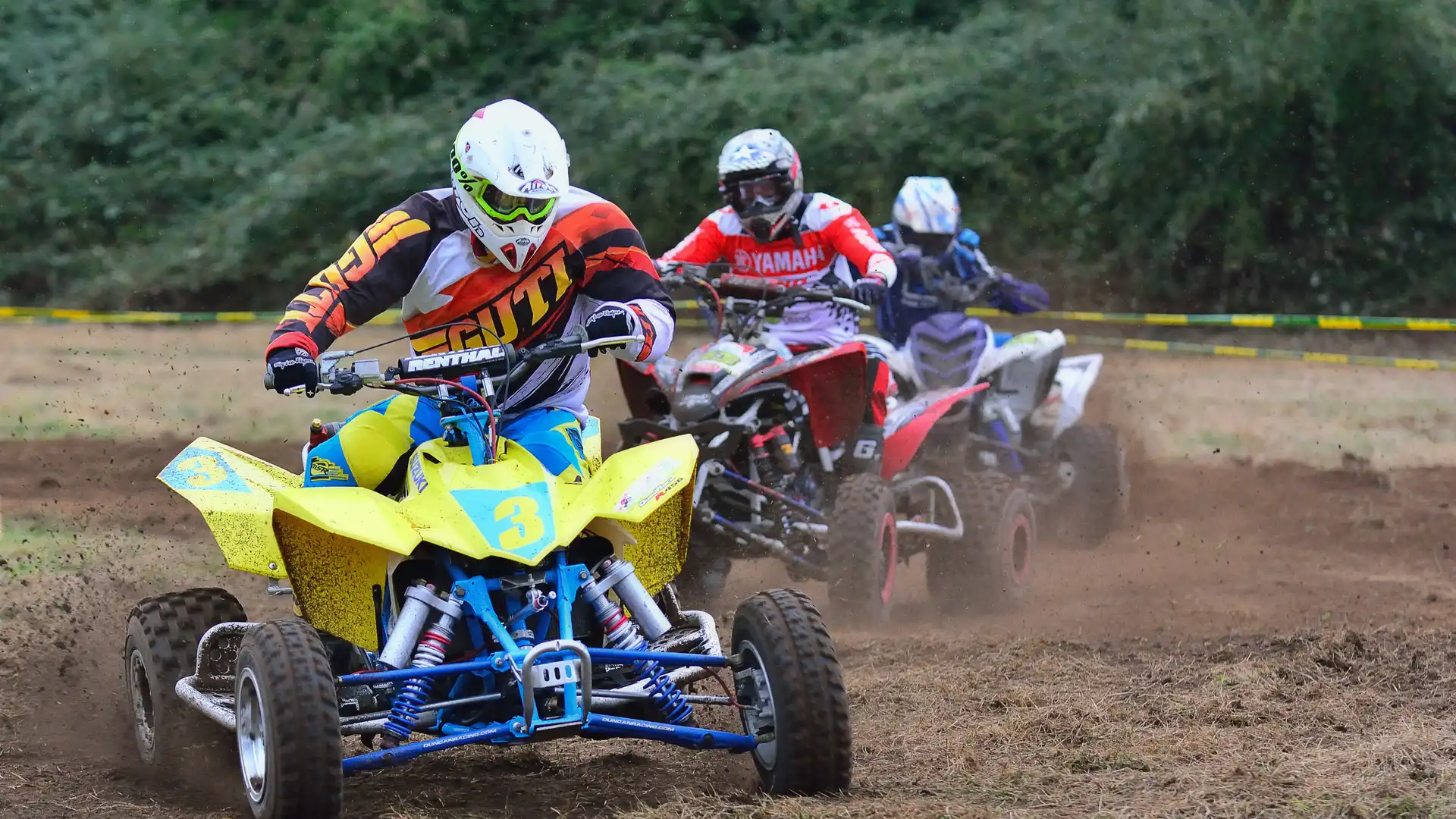 Grupo de amigos circulando por el campo con quad asegurados con aseguradora mapfre Grupo de amigos circulando por el campo con quad asegurados con aseguradora mapfre