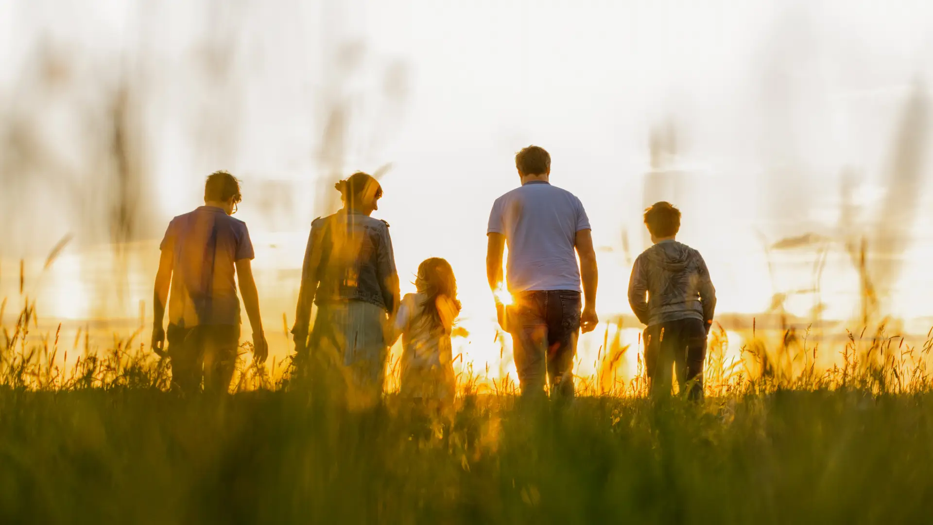 Familia con seguro de salud familiar en mapfre caminando por el campo