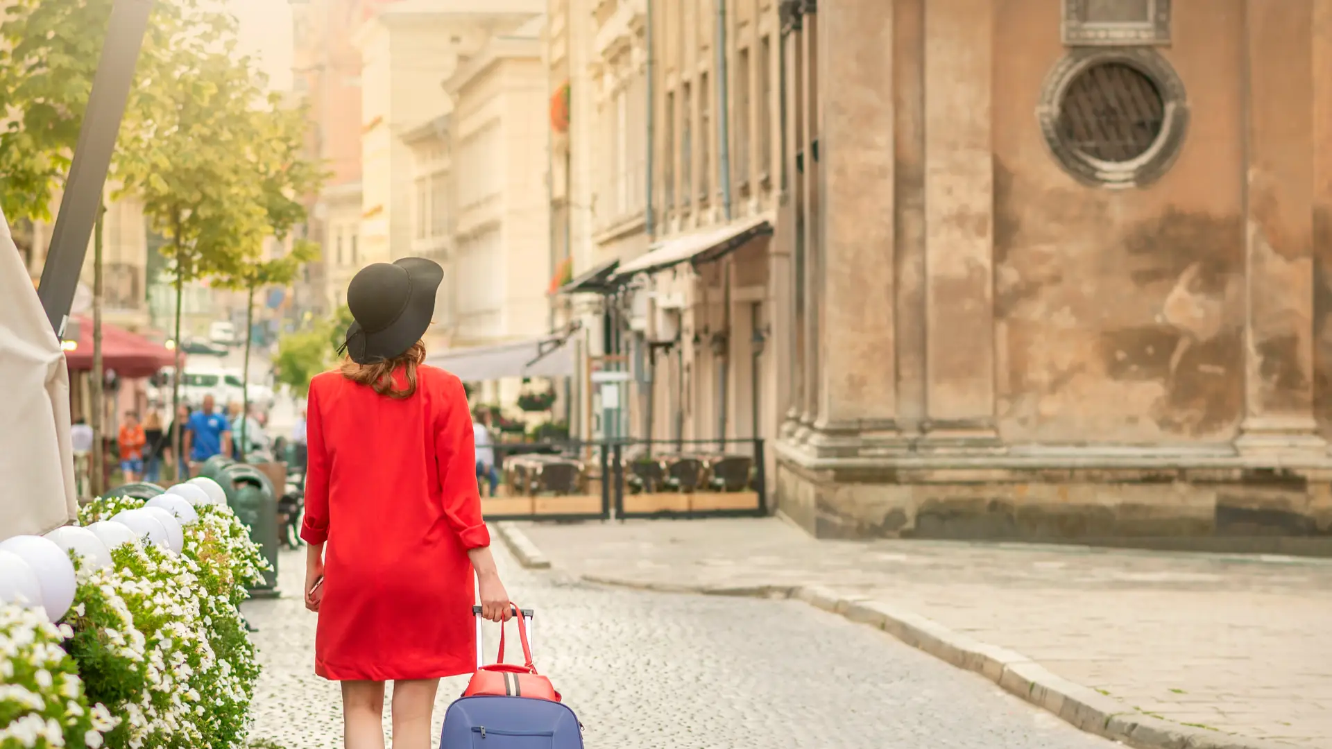 Joven con su maleta yendo a su hotel de vacaciones andando y con seguro de viaje contratado con mapfre Joven con su maleta yendo a su hotel de vacaciones andando y con seguro de viaje contratado con mapfre