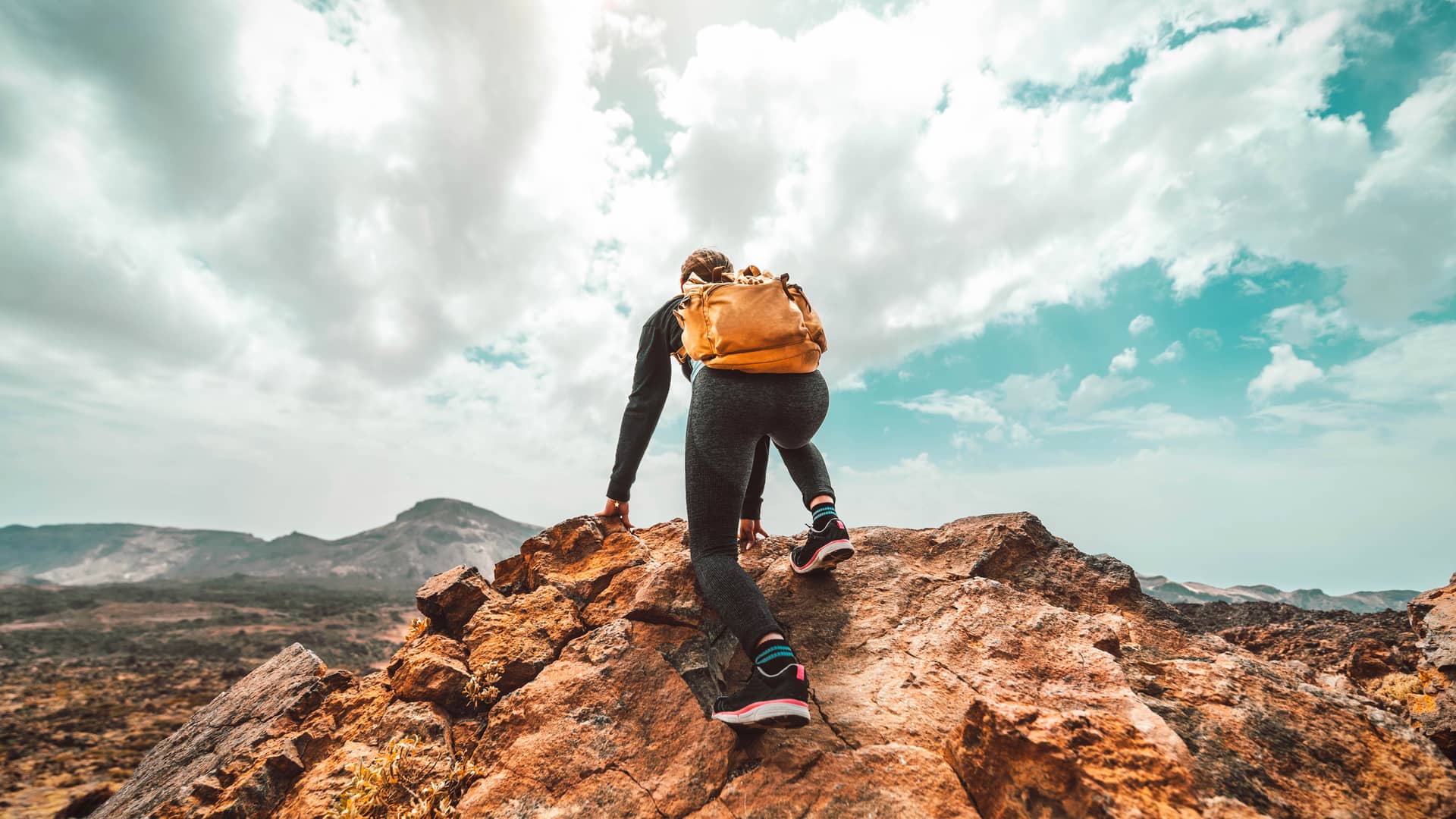 Una mujer subiendo una montaña que representa el seguro de vida Crecevida de la aseguradora Mapfre