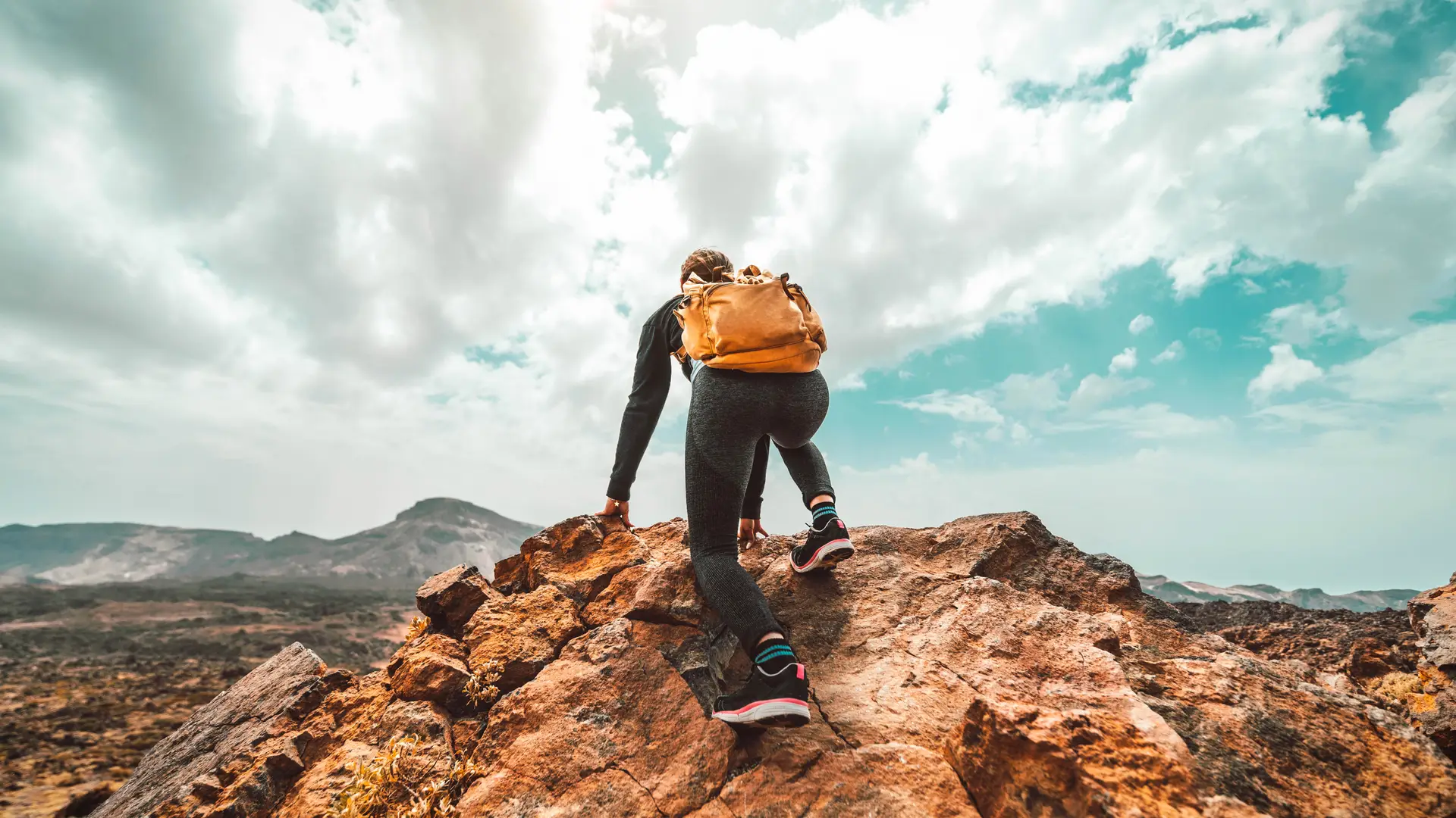 Una mujer subiendo una montaña que representa el seguro de vida Crecevida de la aseguradora Mapfre Una mujer subiendo una montaña que representa el seguro de vida Crecevida de la aseguradora Mapfre