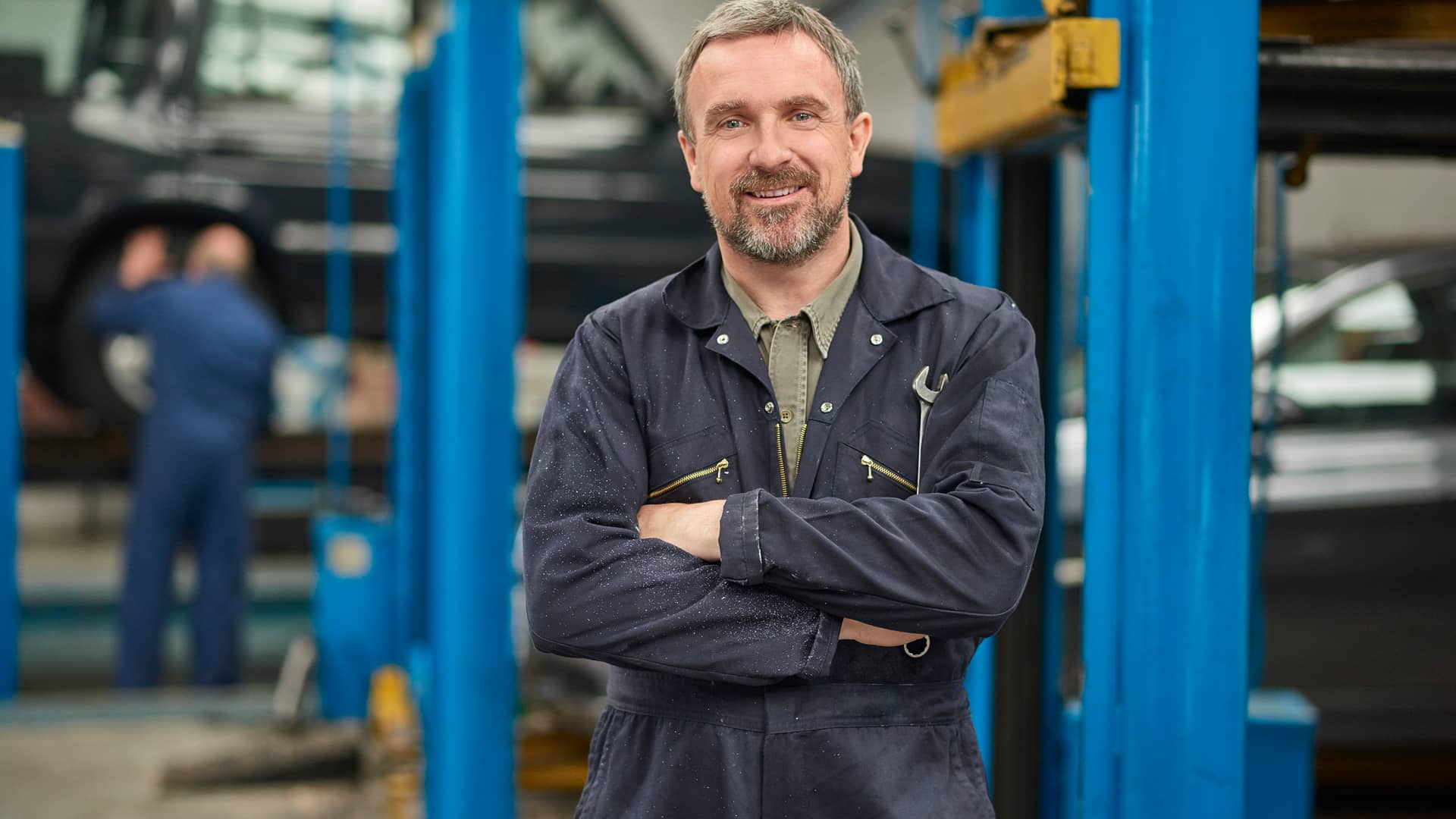 Trabajador de taller mecánico colaborador de aseguradora mapfre