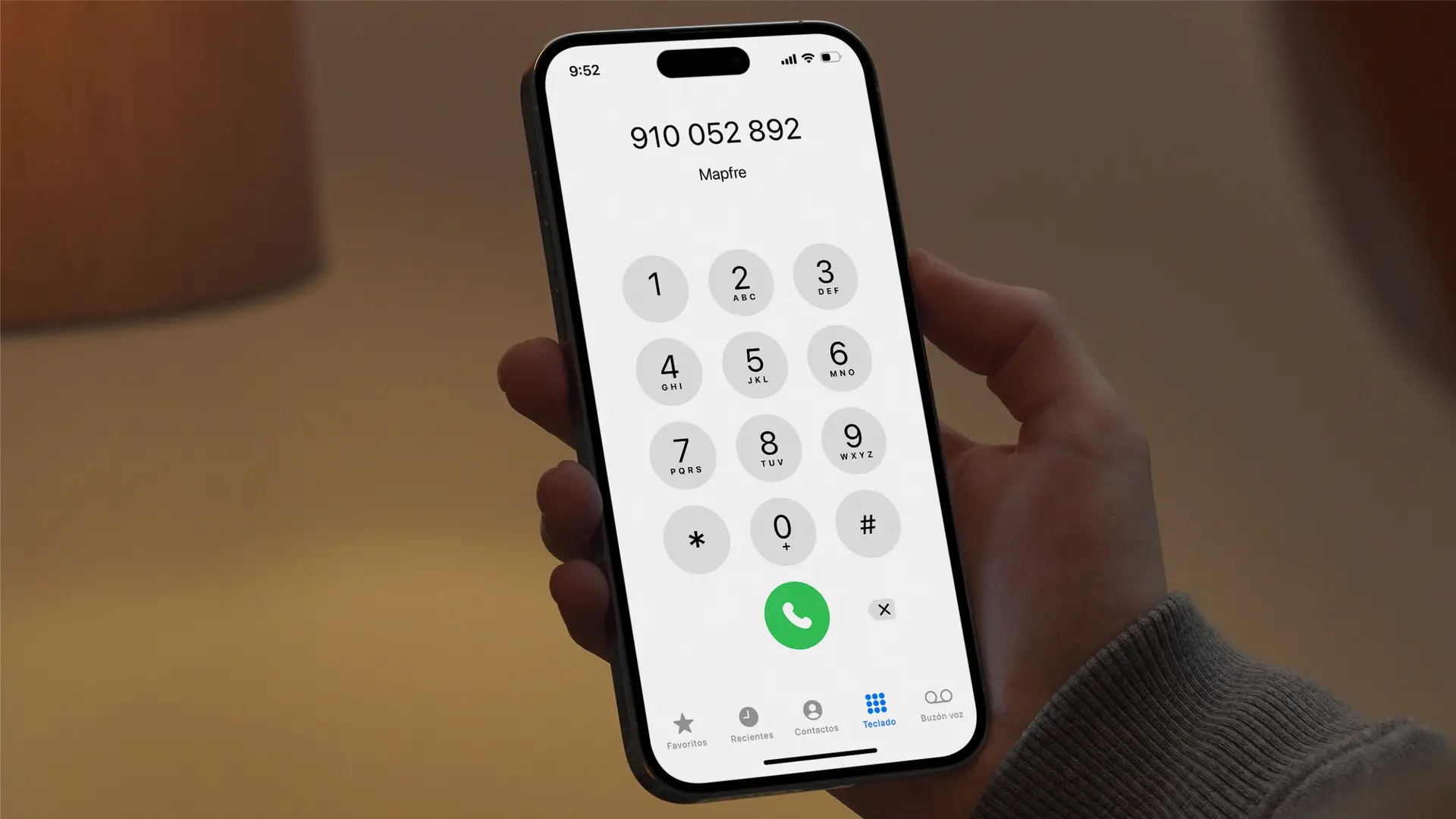 Pantalla de un móvil con el número de telefono 910 052 892 que sirve para contactactar con Mapfre