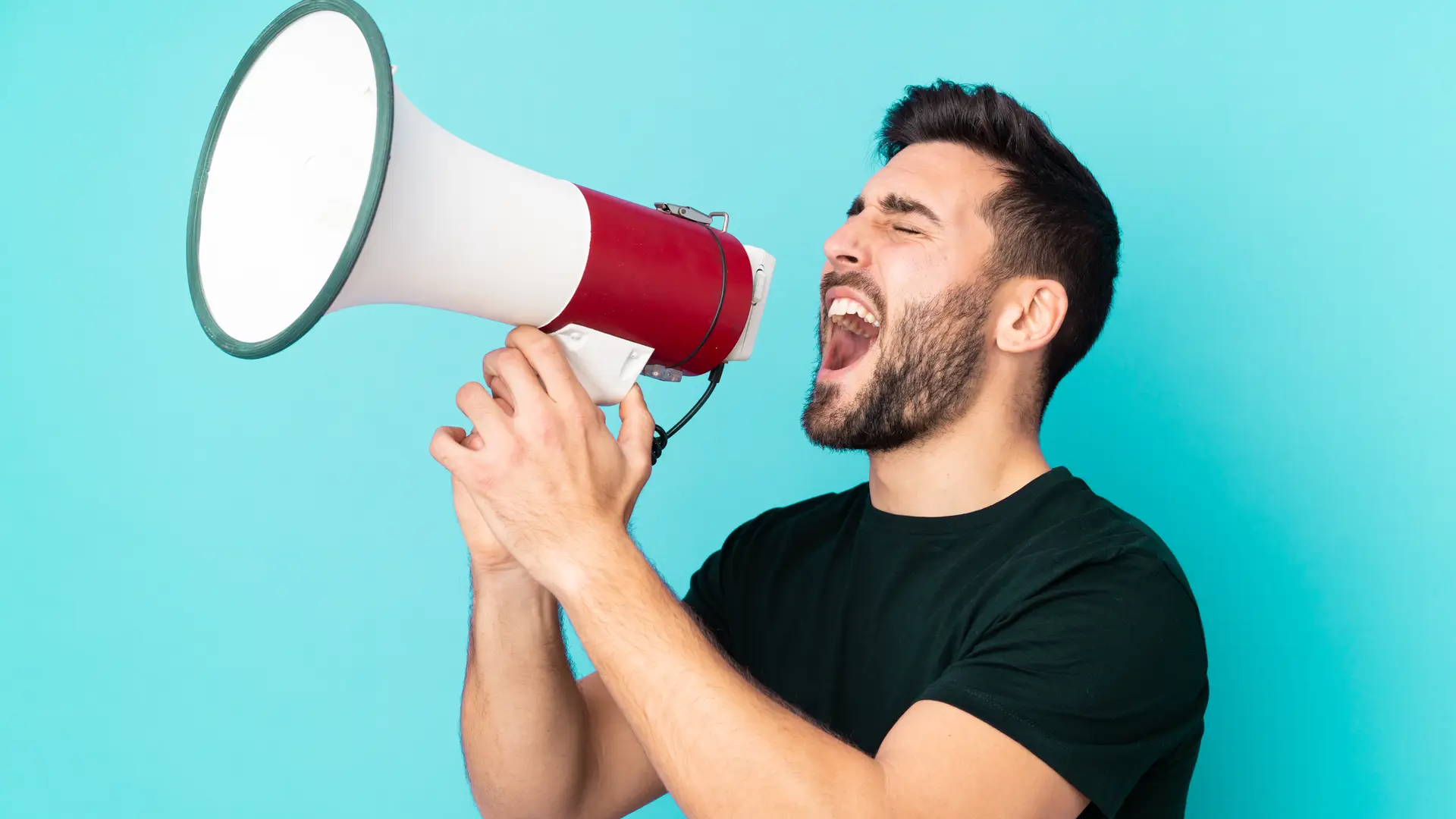 Un joven gritando con un megáfono que representa las opiniones de Mascota y salud
