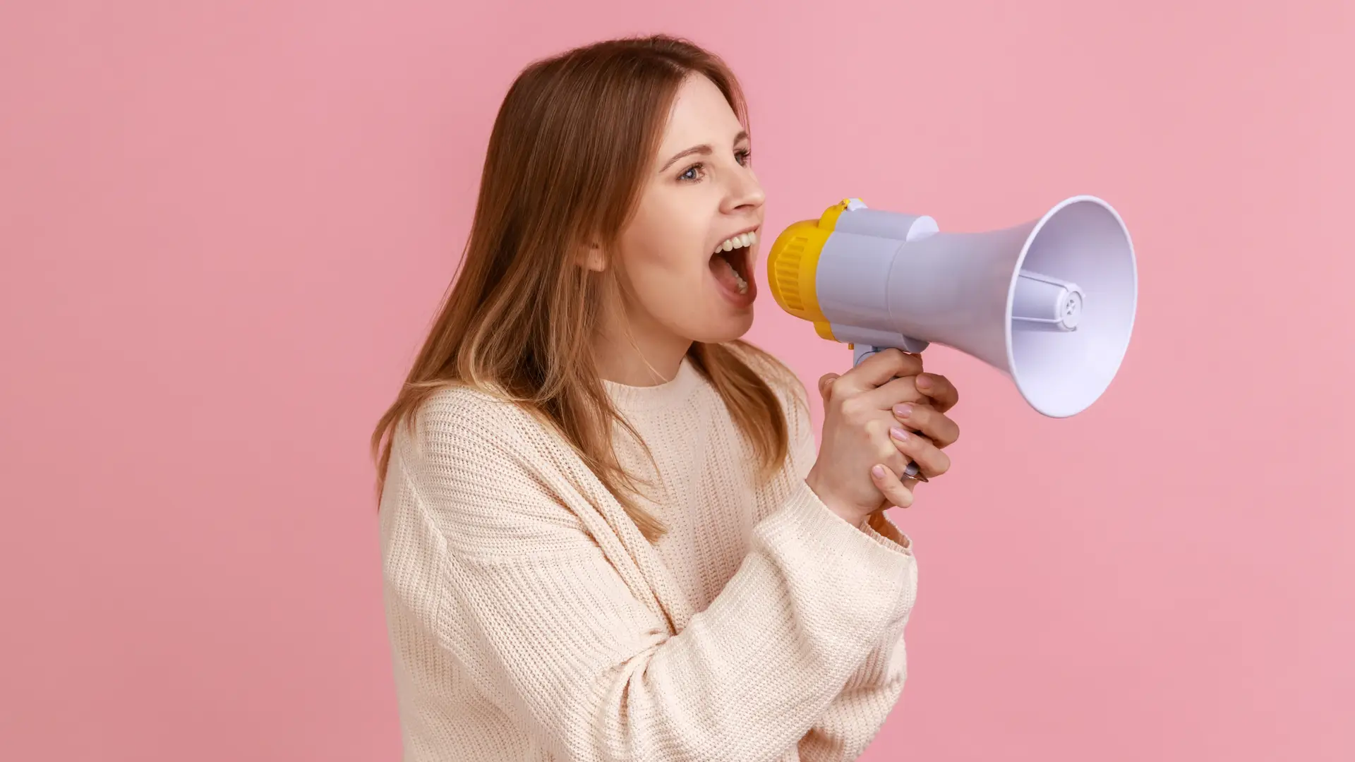 Una joven con un megáfono que representa las opiniones de la aseguradora Meridiano