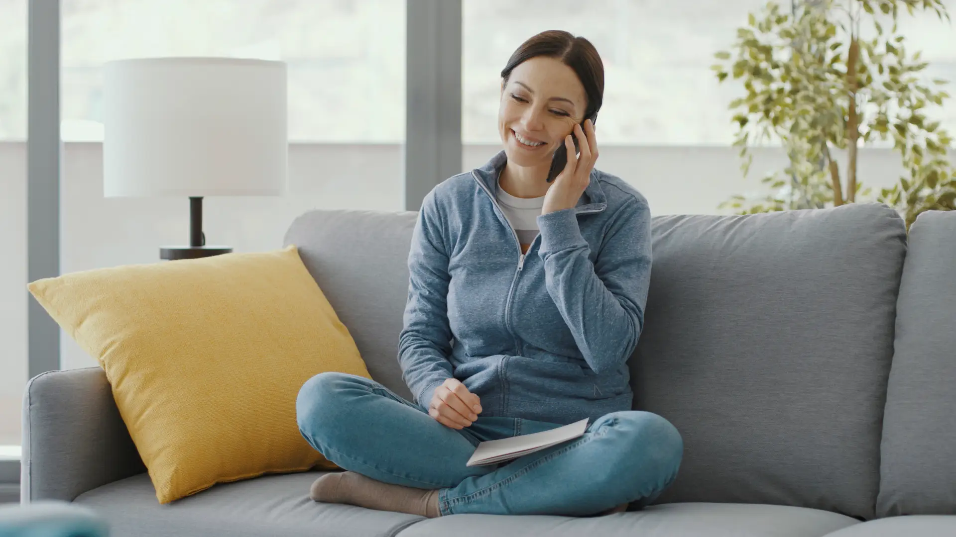 Una mujer llamando por teléfono a la compañía asguradora Metlife